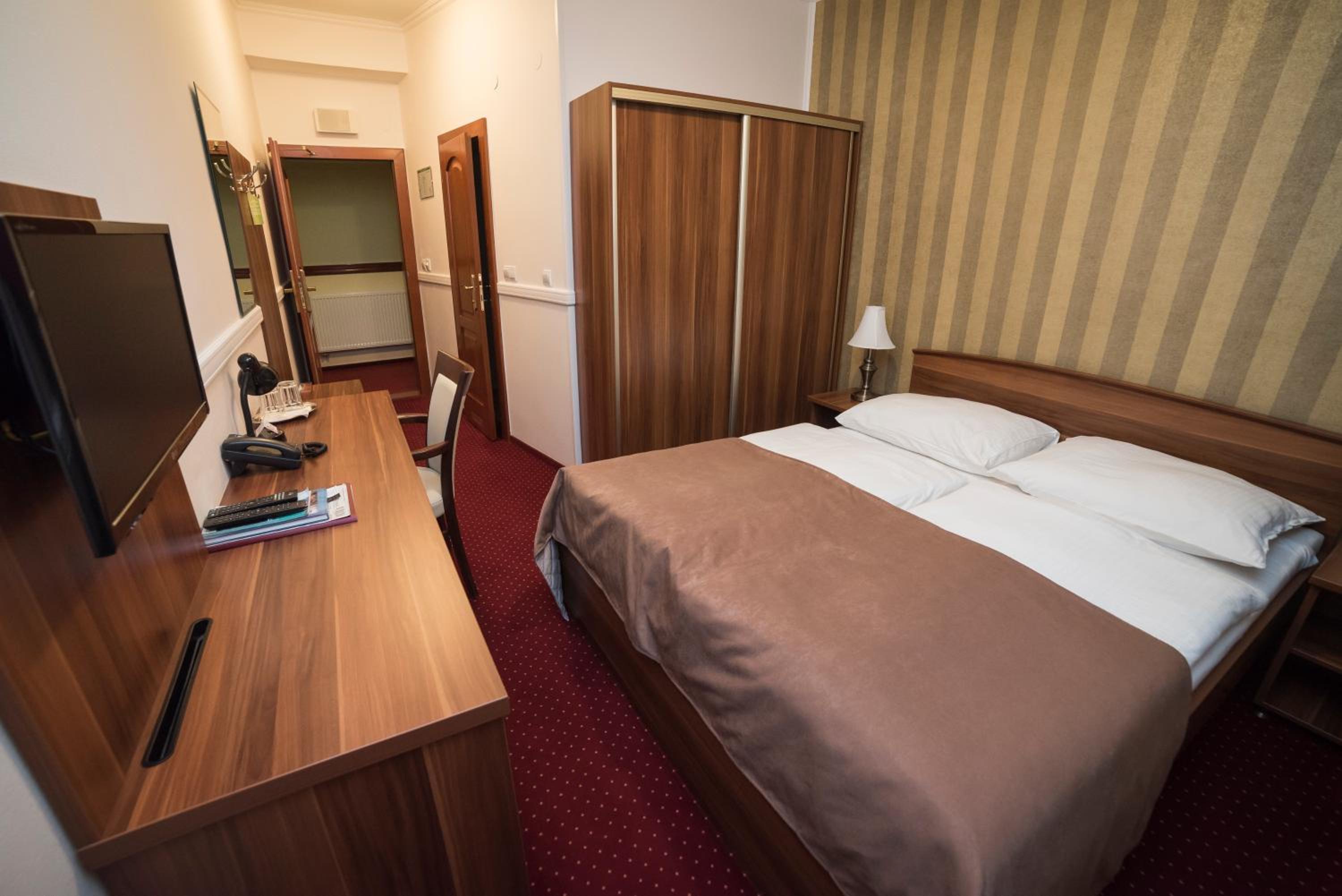 Double or Twin Room with Balcony - Photo 1