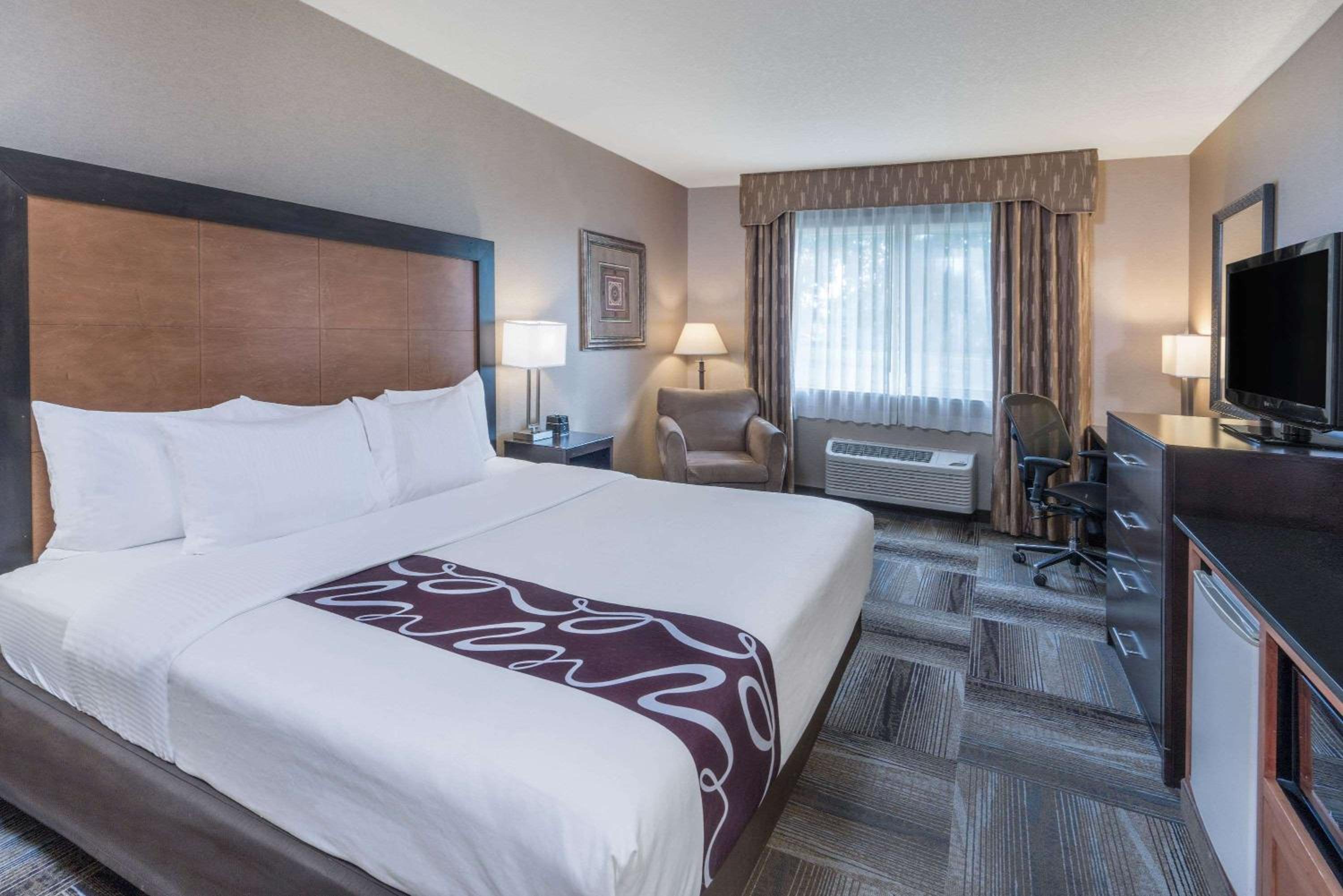 Deluxe King Room - Mobility Access/Non-Smoking - Photo 2