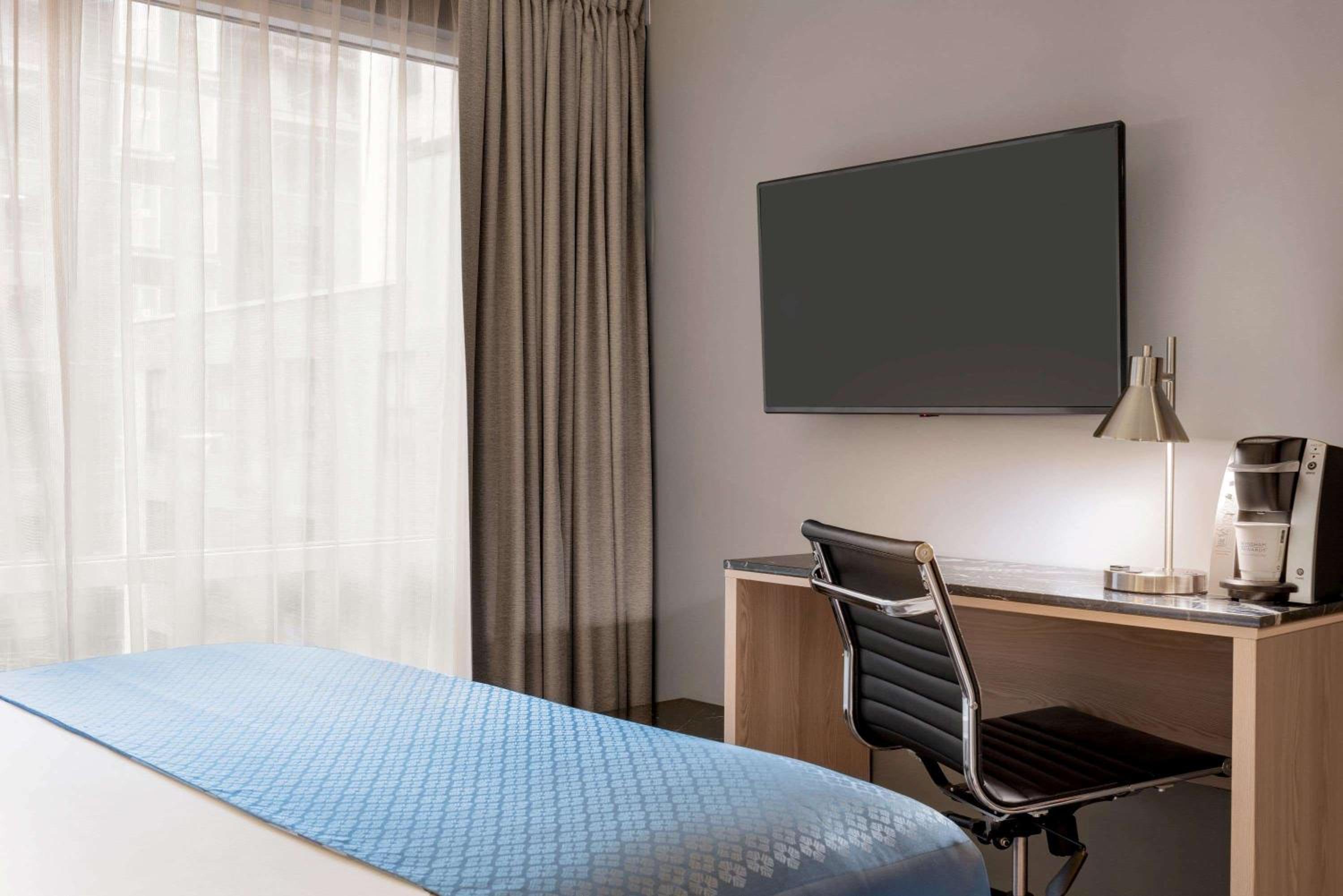 Deluxe Queen Room with Gotham View - Non-Smoking