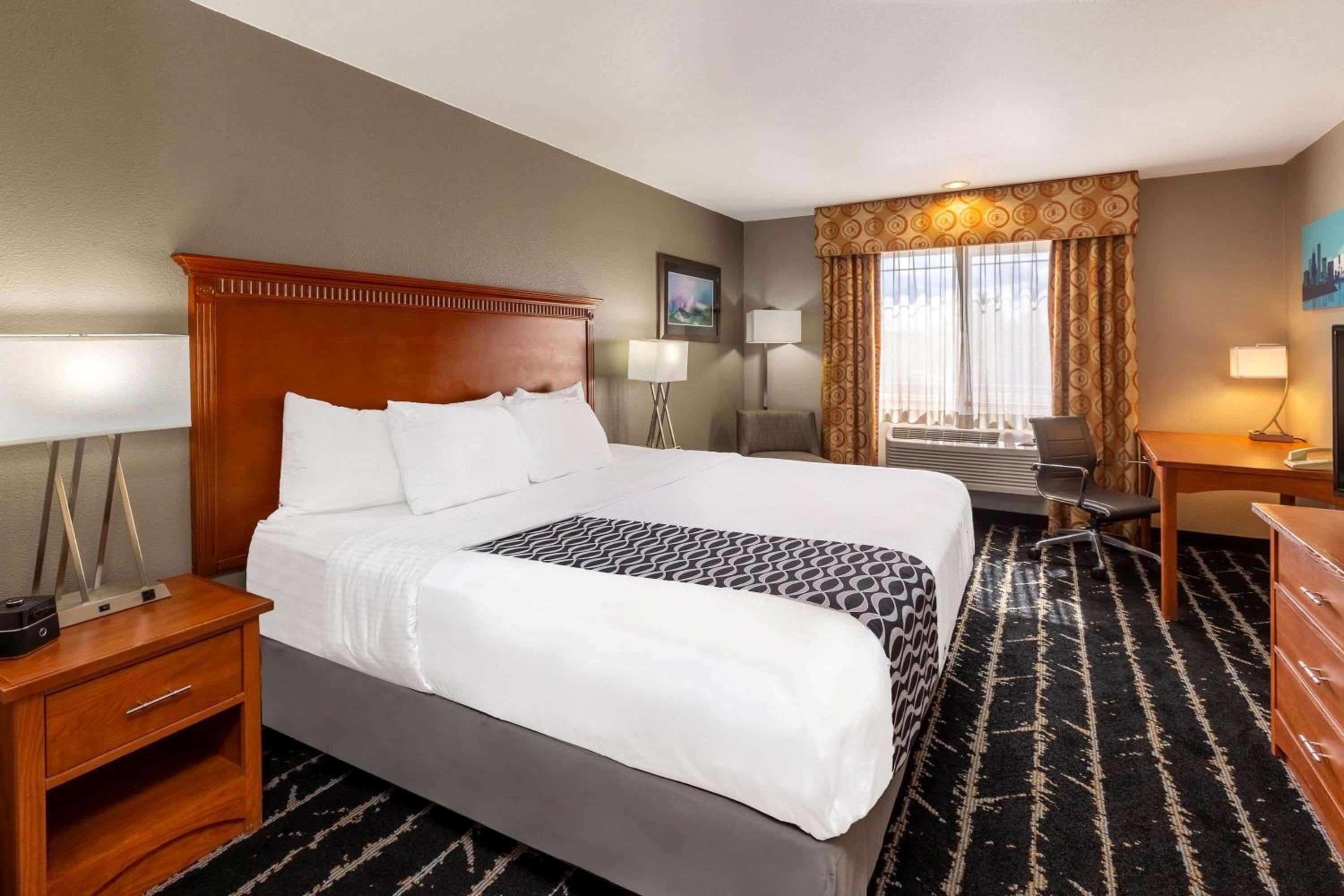 King Room with Bath Tub with Grab Bars - Mobility/Hearing Accessible - Non-Smoking - Photo 1