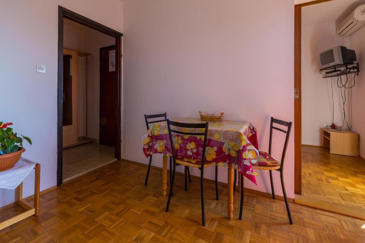 Apartment with Balcony photo 3