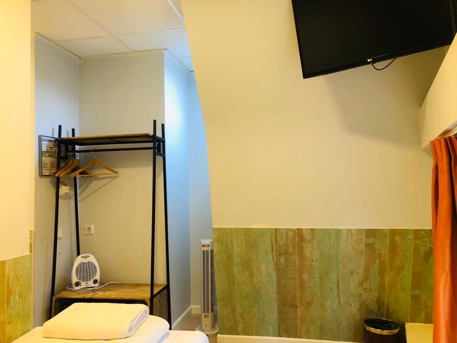 Single Room with Private Bathroom thumbnail 6