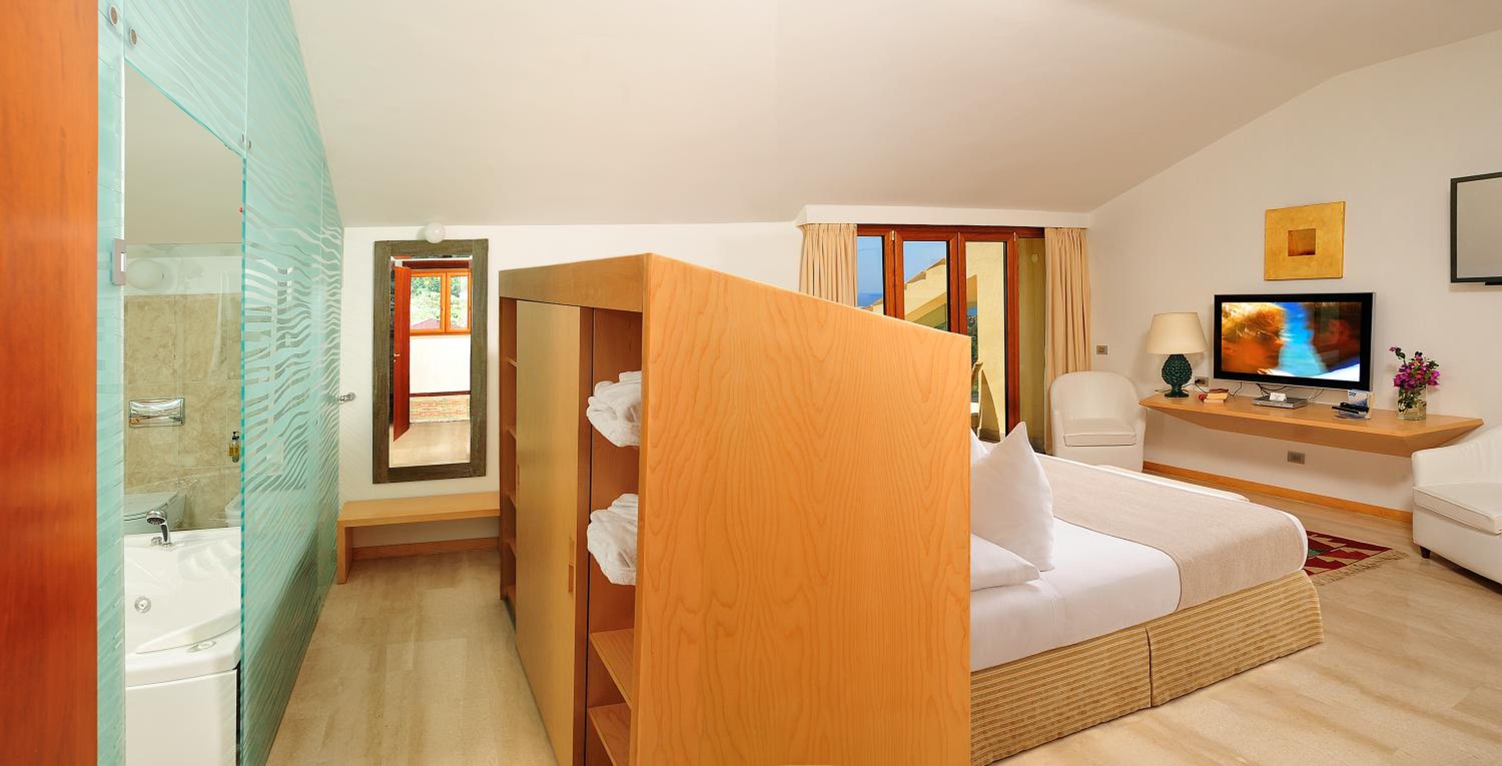 Suite - Photo 1