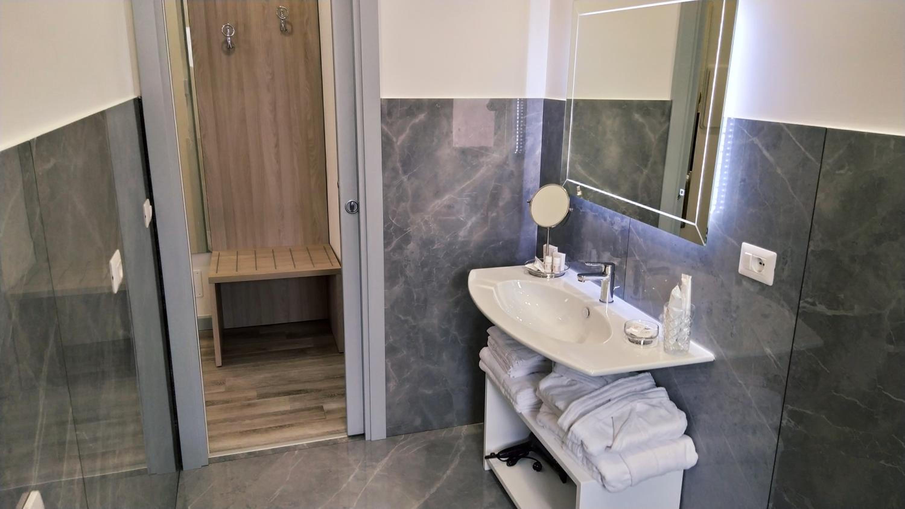 Deluxe Double Room with Side Sea View - Photo 35