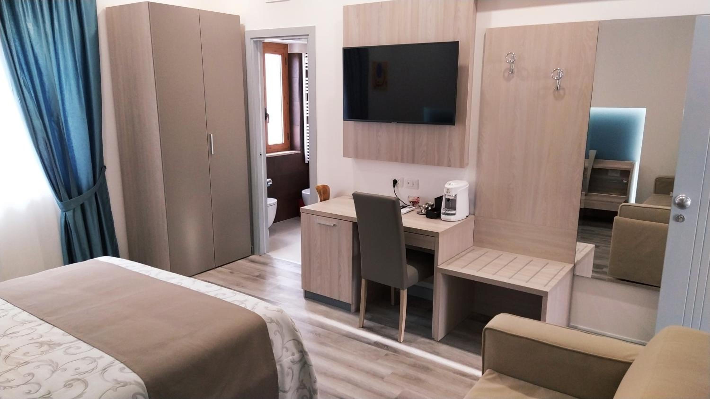 Deluxe Quadruple Room - Photo 16
