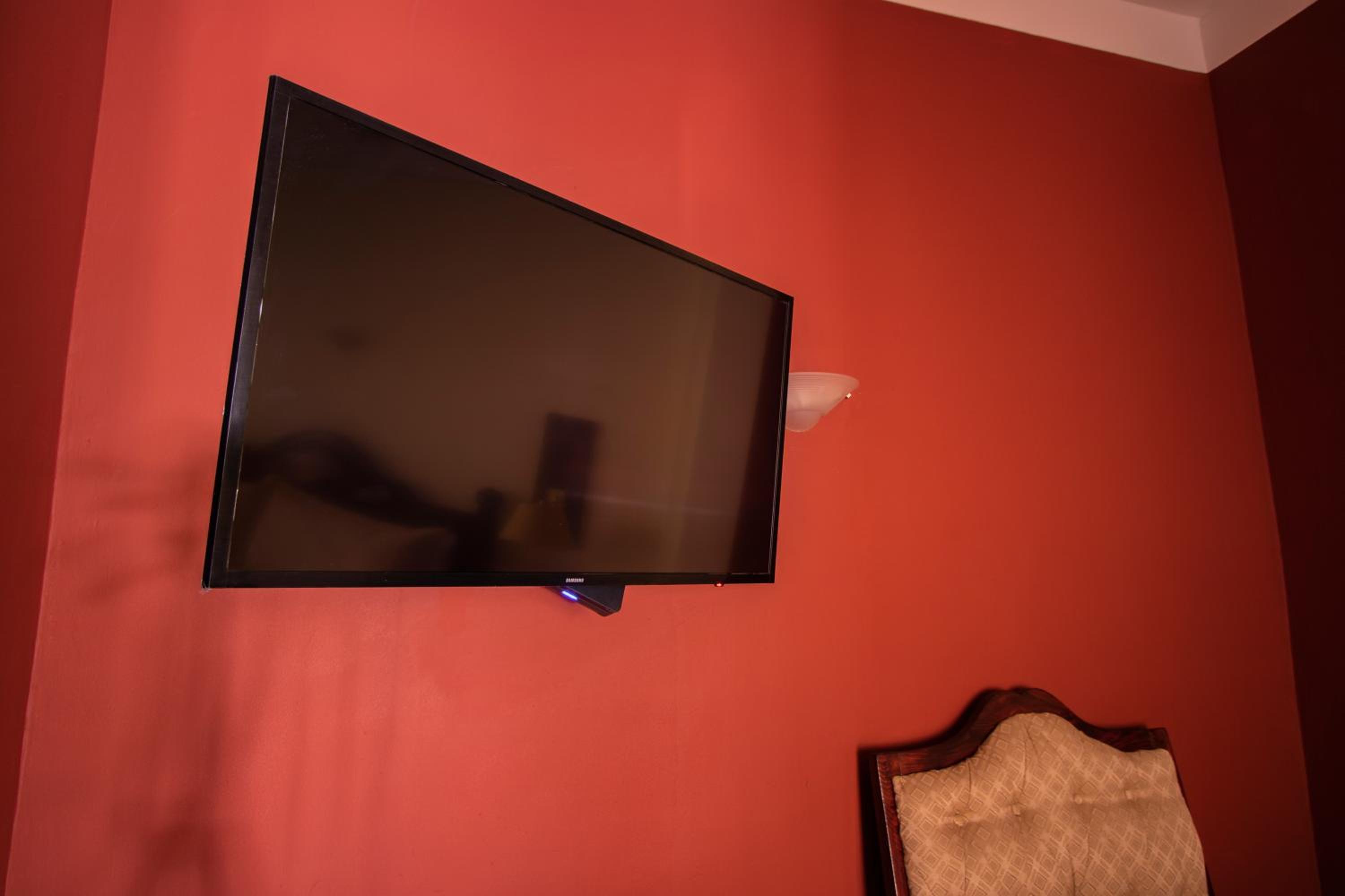 Deluxe King Room - Photo 13