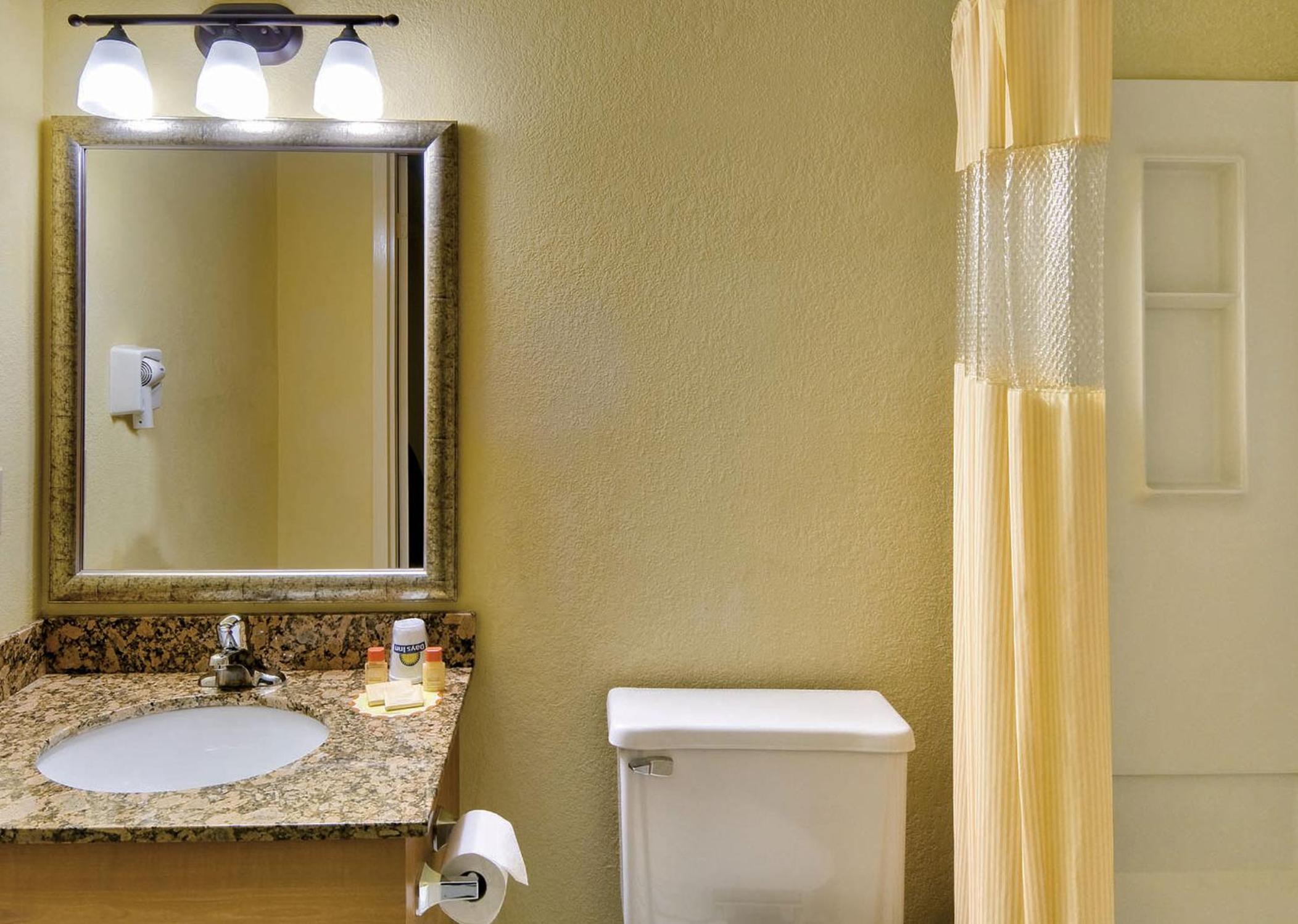 Deluxe King Suite - Photo 2