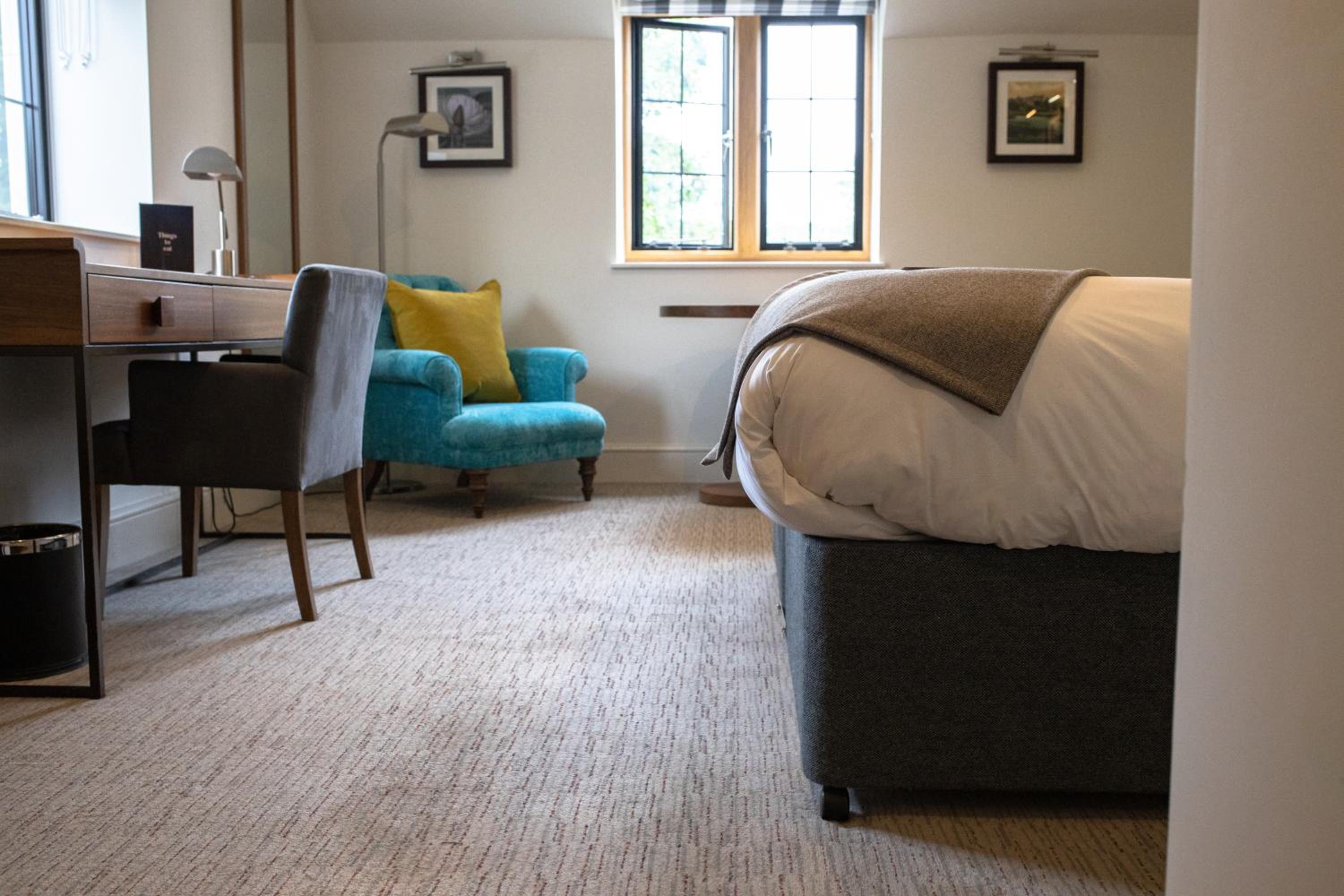 Premium King Room - Photo 10