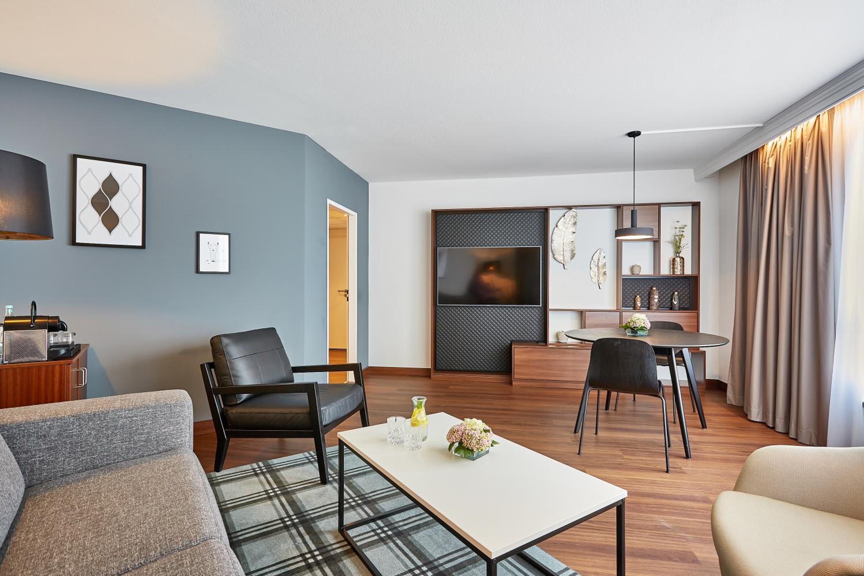 Suite - Photo 1