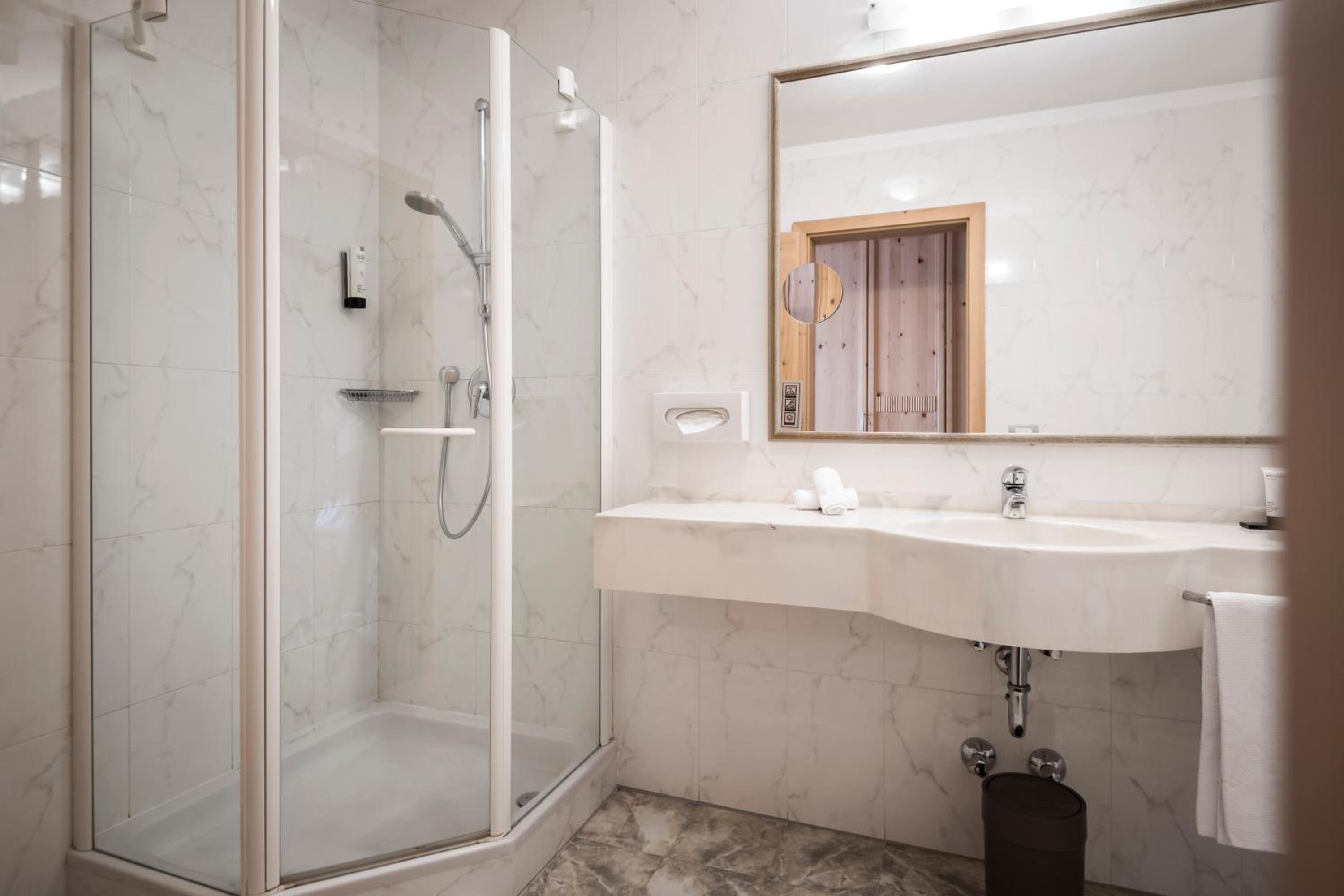 Deluxe Junior Suite - Photo 21