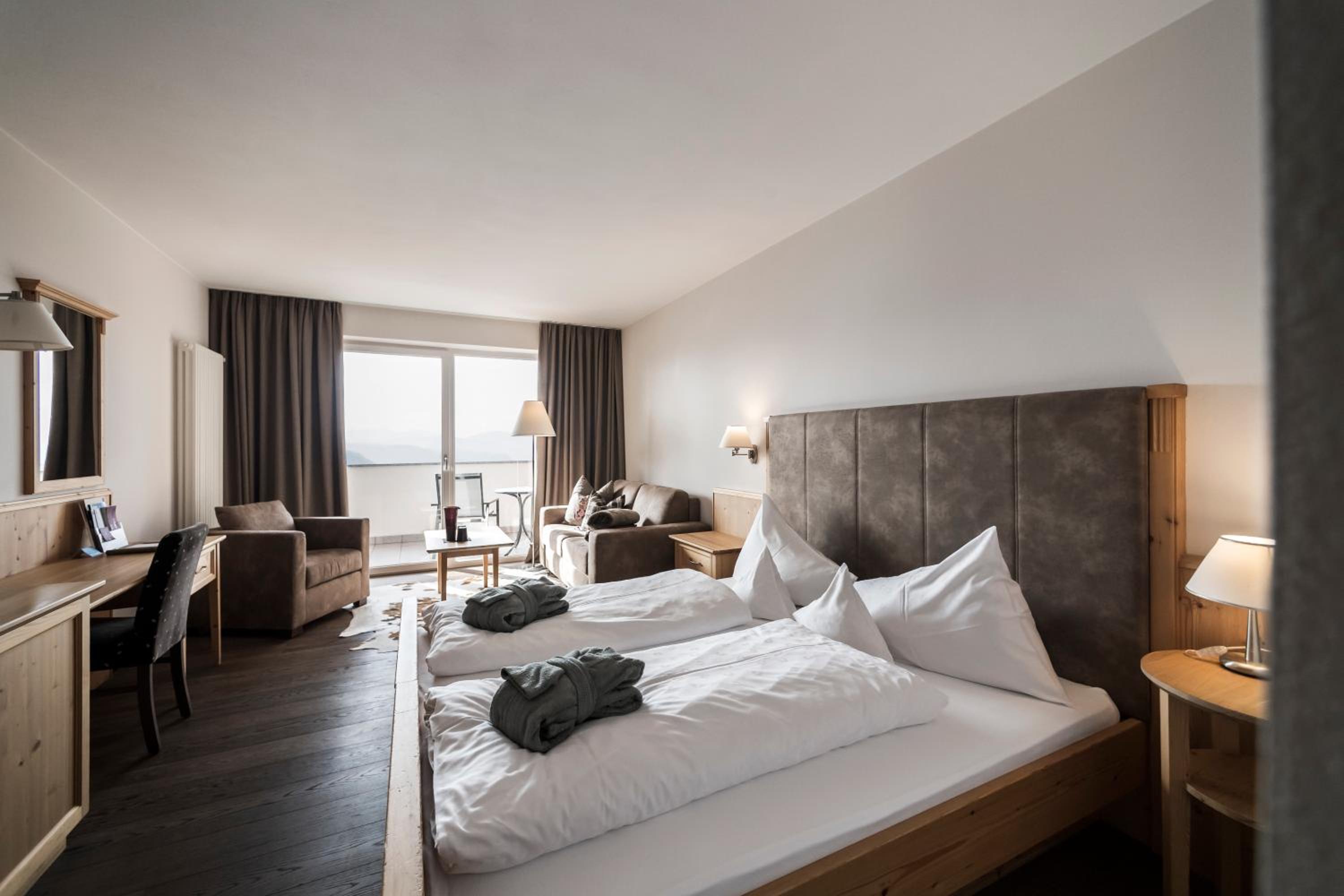 Deluxe Junior Suite - Photo 12