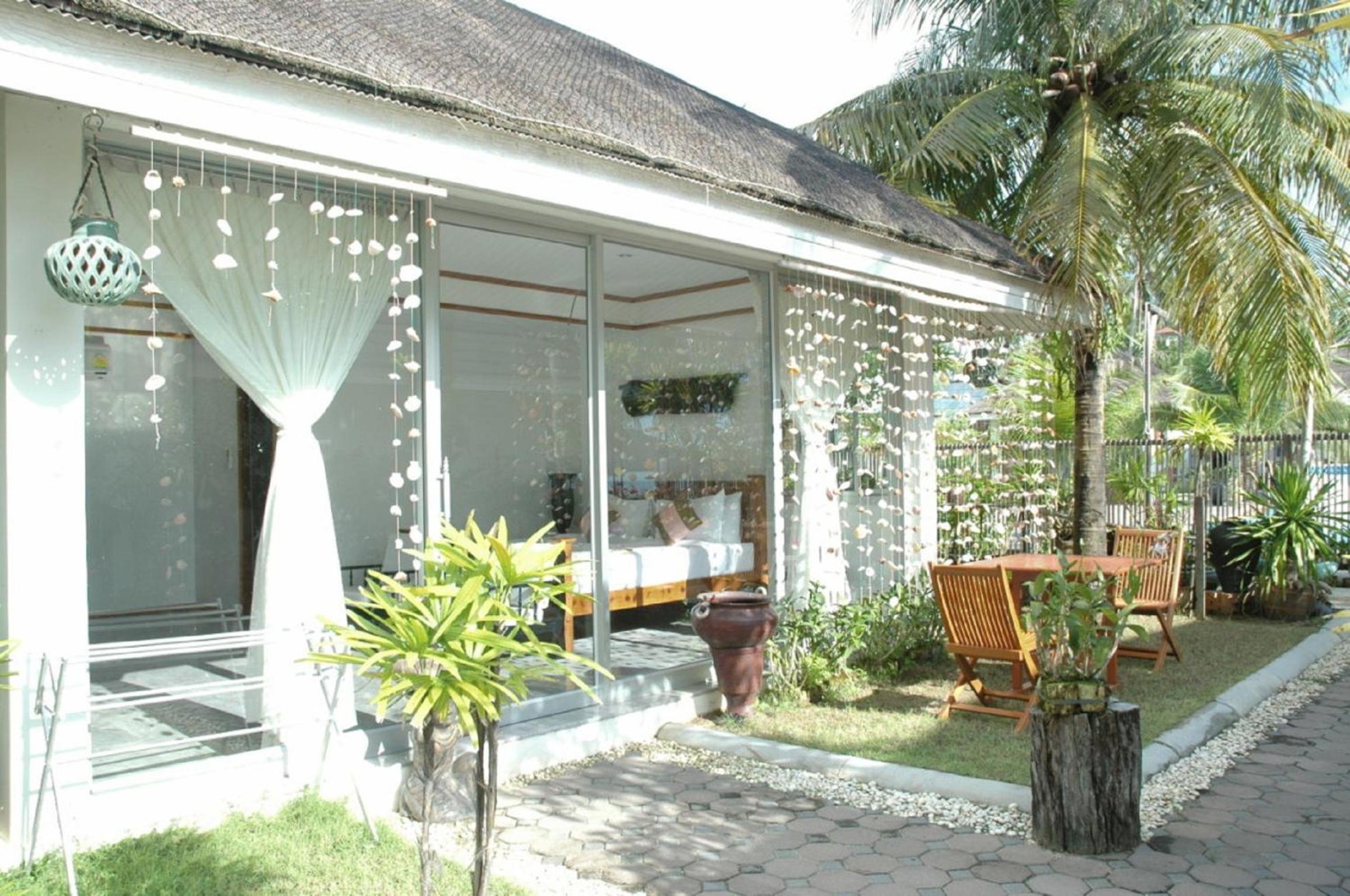 Bungalow with Garden View - Photo 3