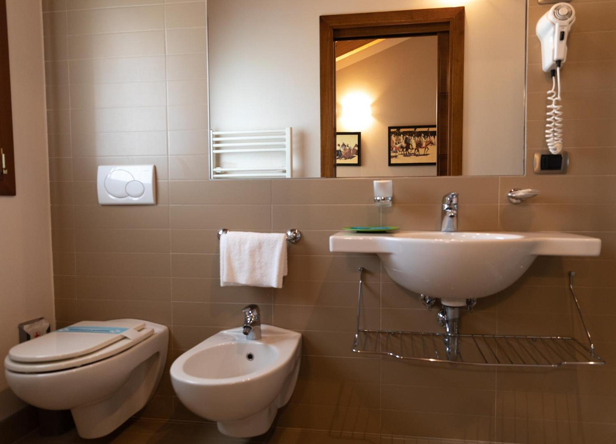 Double or Twin Room - Photo 10