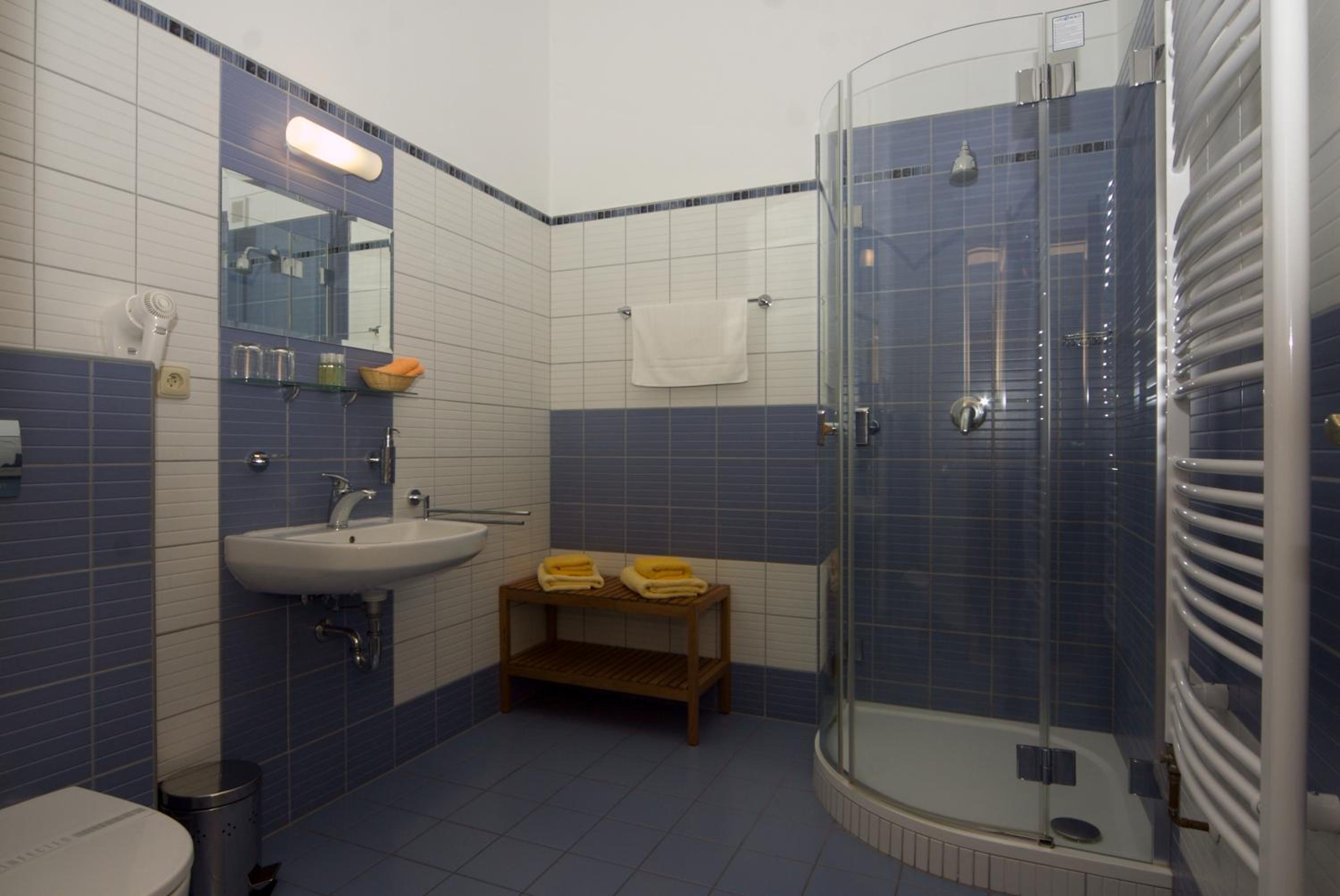Double Room with Private Bathroom - Photo 3