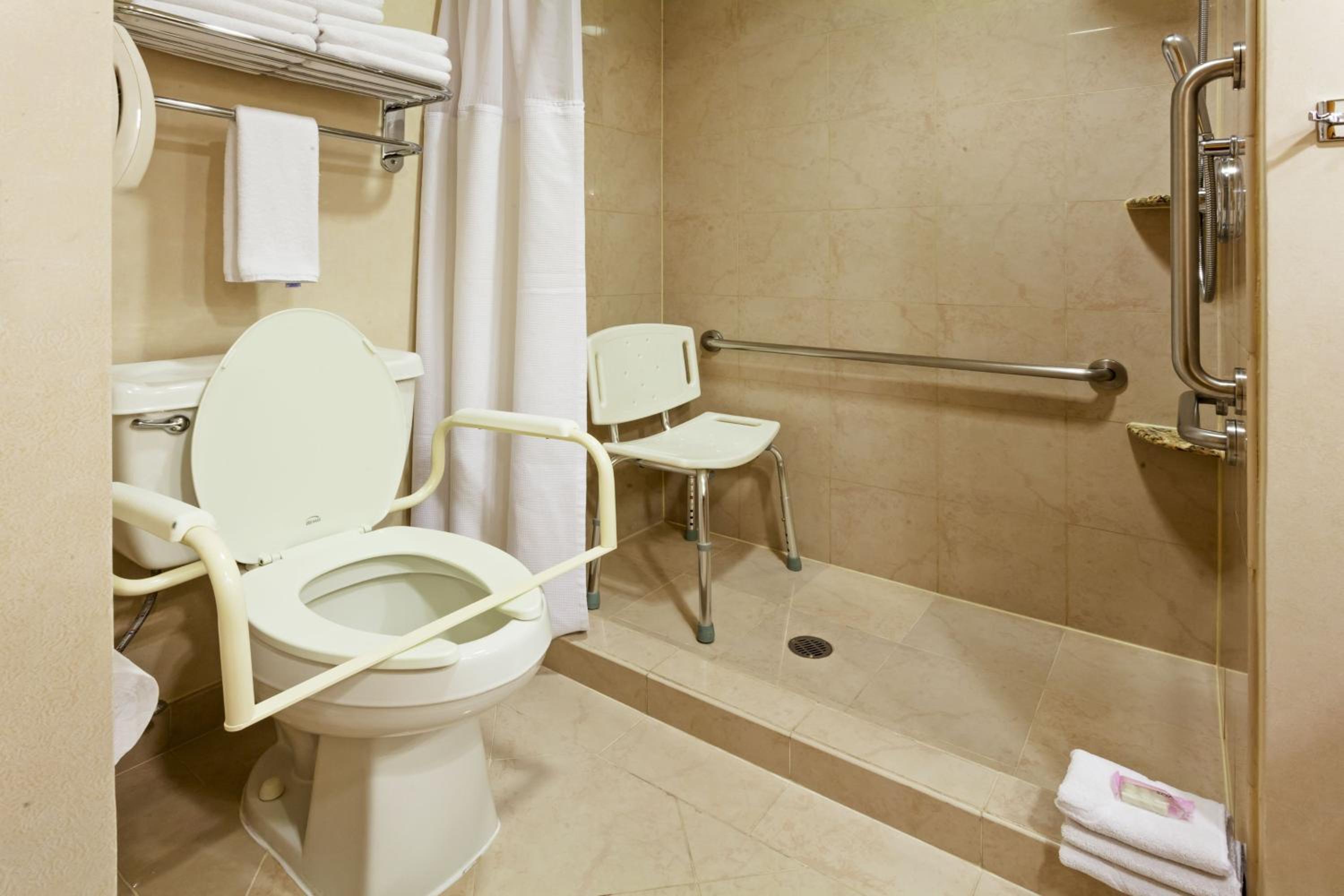Standard King Room - Accessible - Photo 5