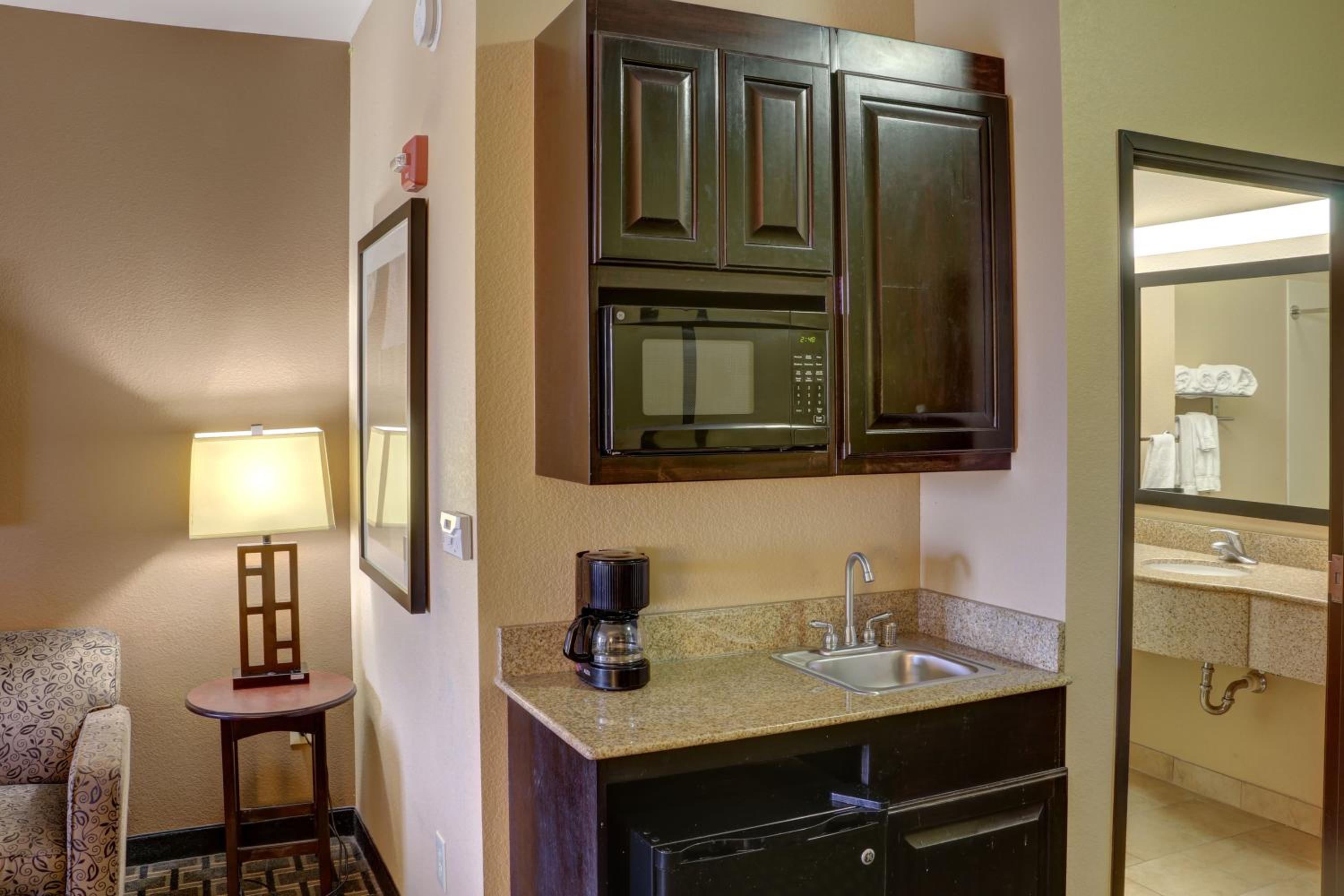 Queen Suite with Two Queen Beds and Sofa Bed - Photo 4