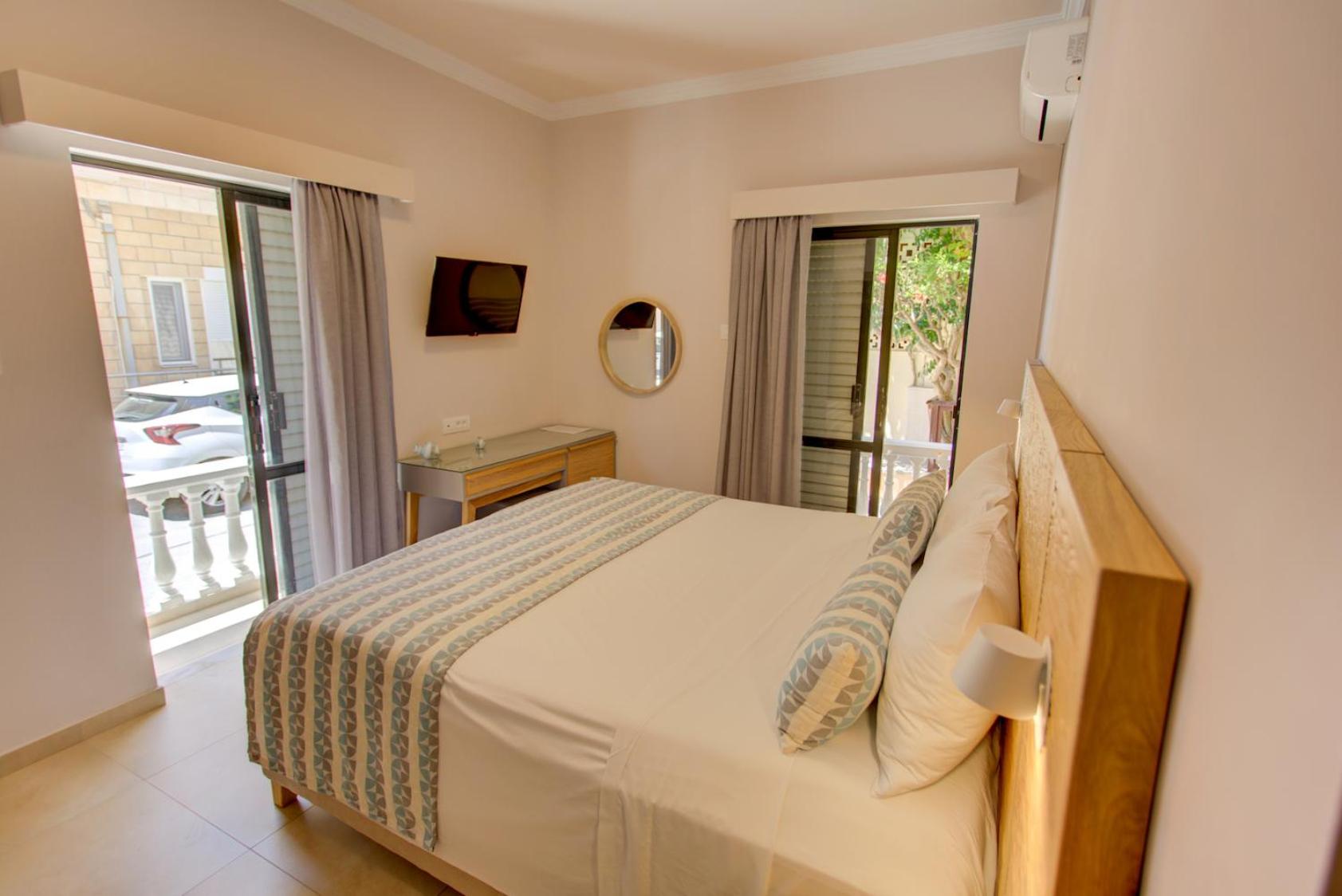 Standard Double Room Partial Sea View - Photo 12