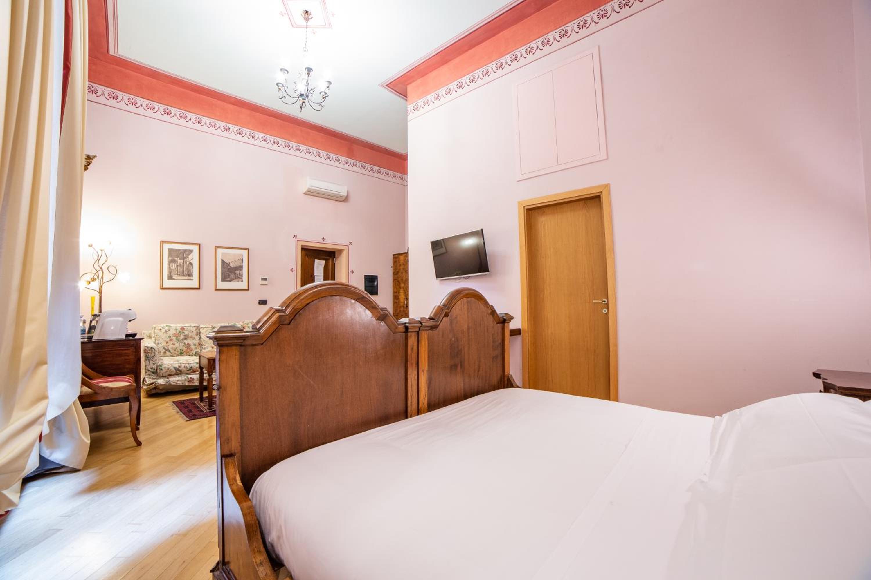 Queen Room with Spa Bath photo 2