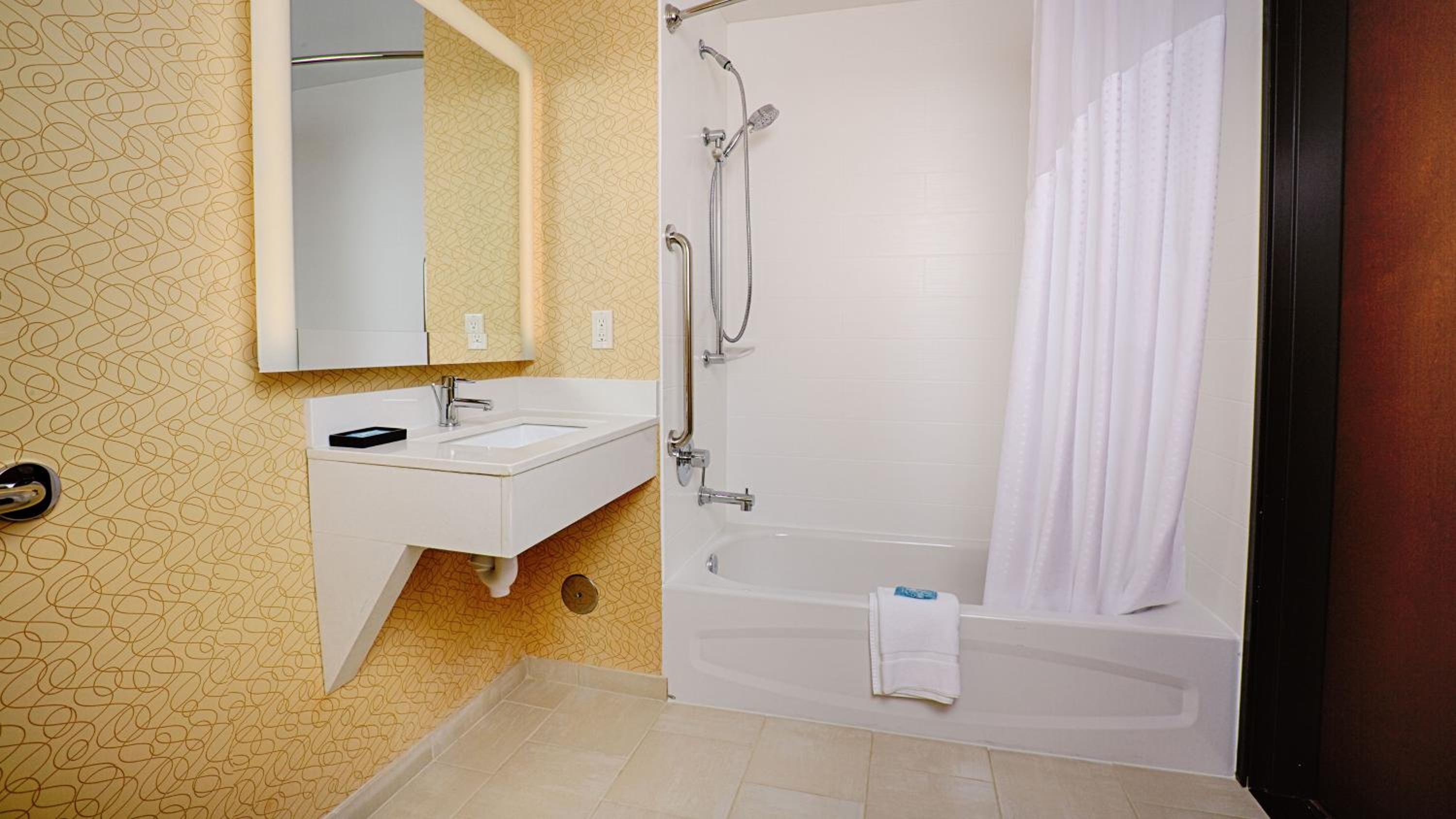 King Room - Mobility Access Tub - Non-Smoking photo 2