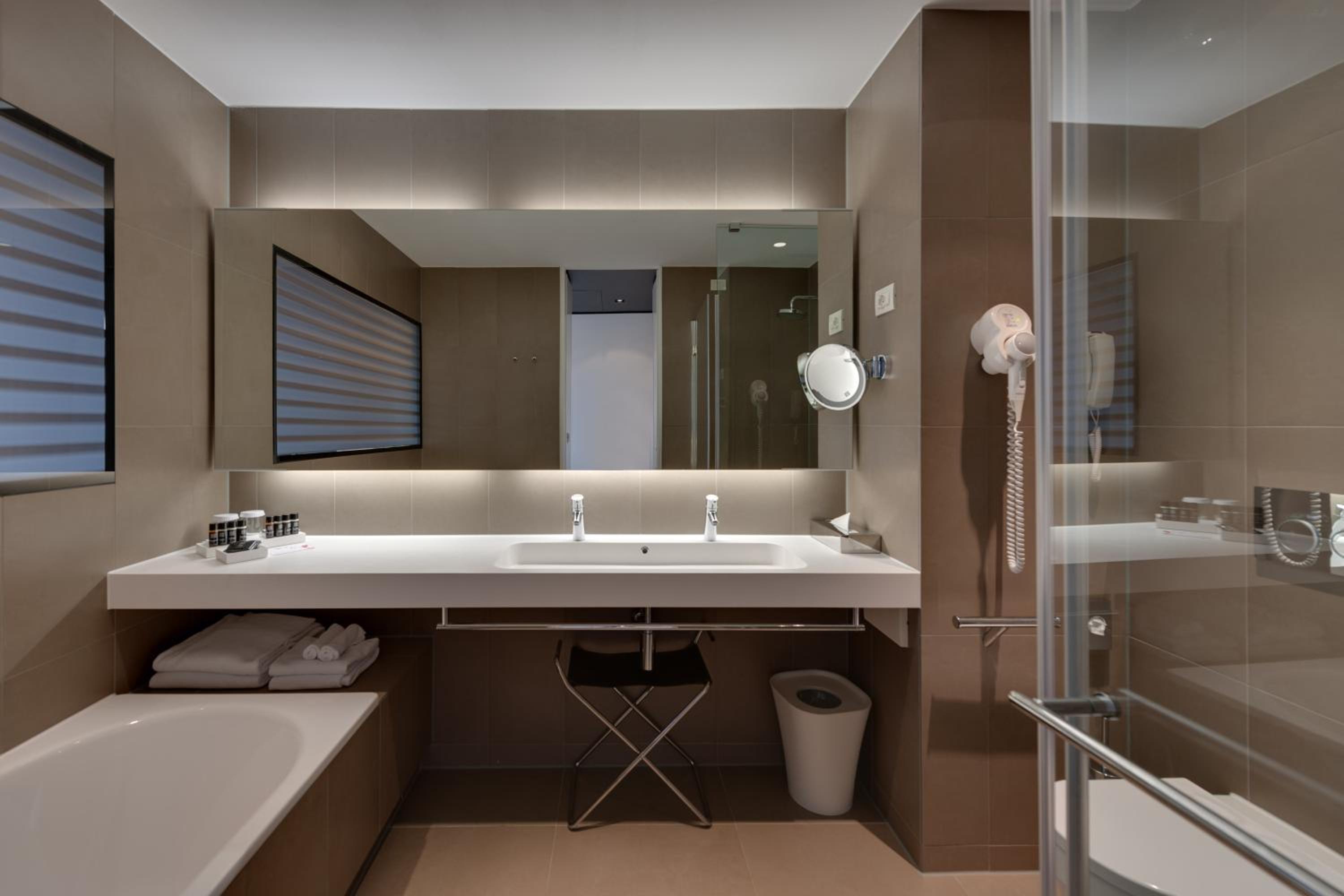 Premium Double Room - Single Use - Photo 3