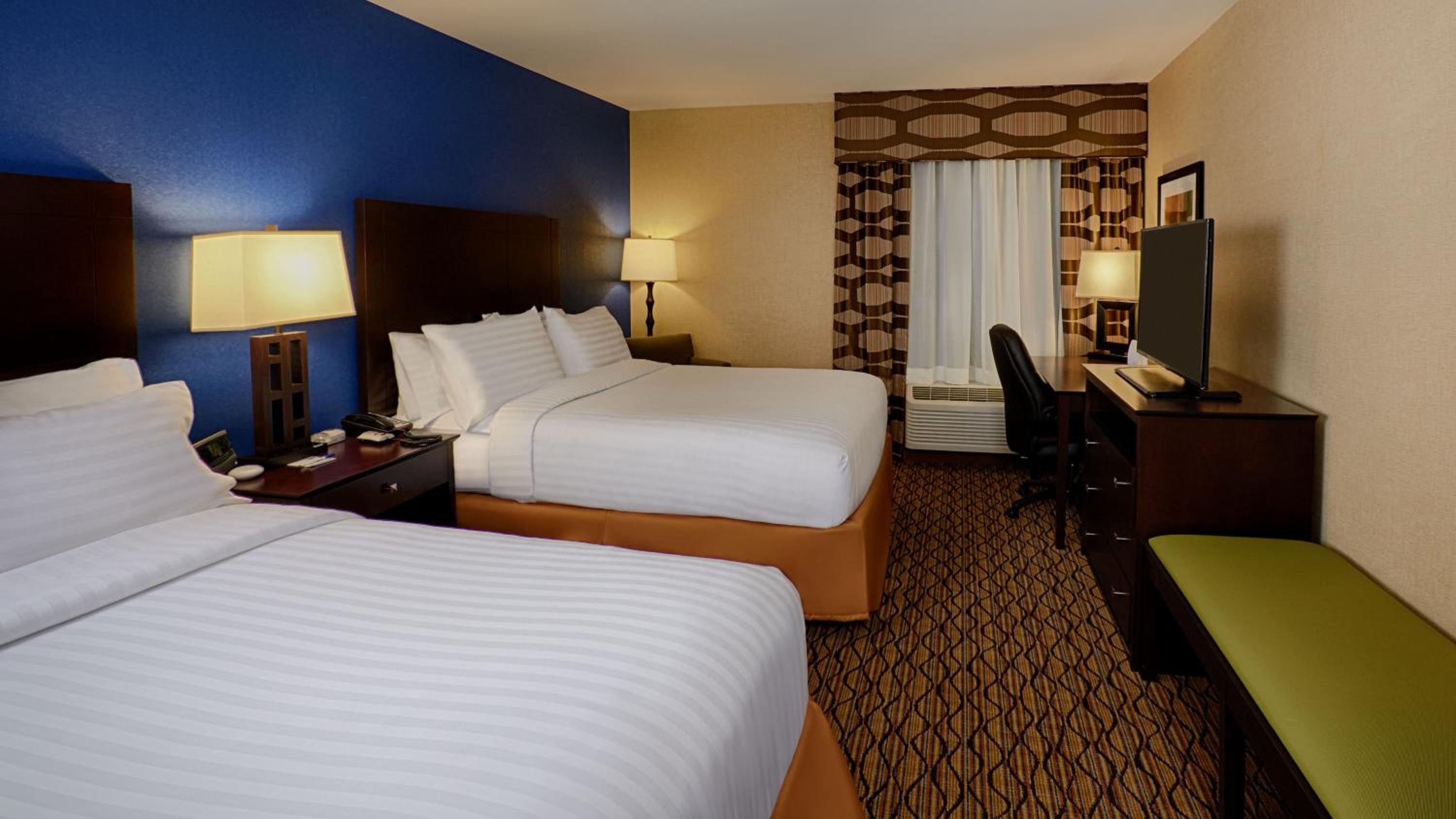 Standard Queen Room with Two Queen Beds photo 1