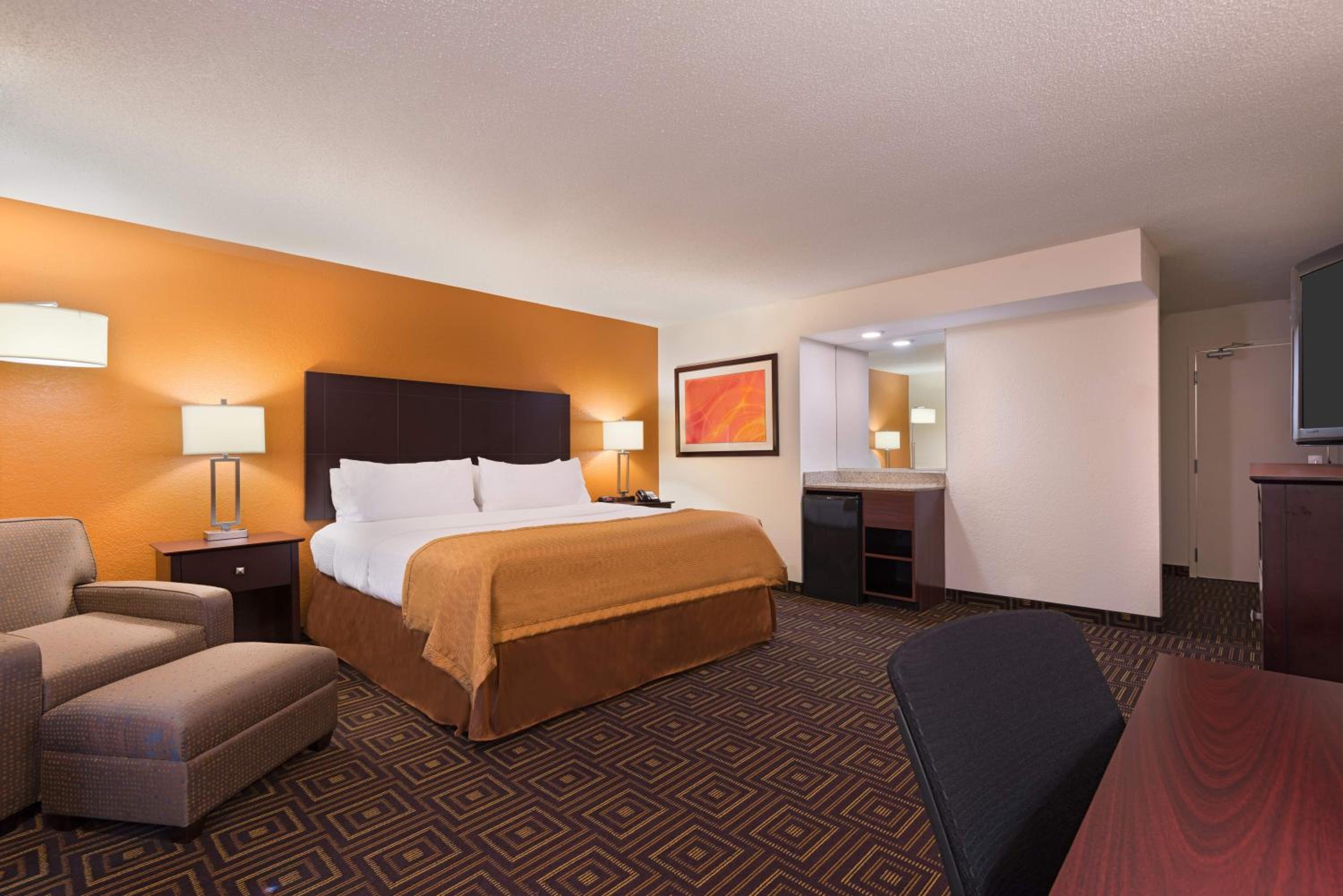 Premium King Room - Photo 2