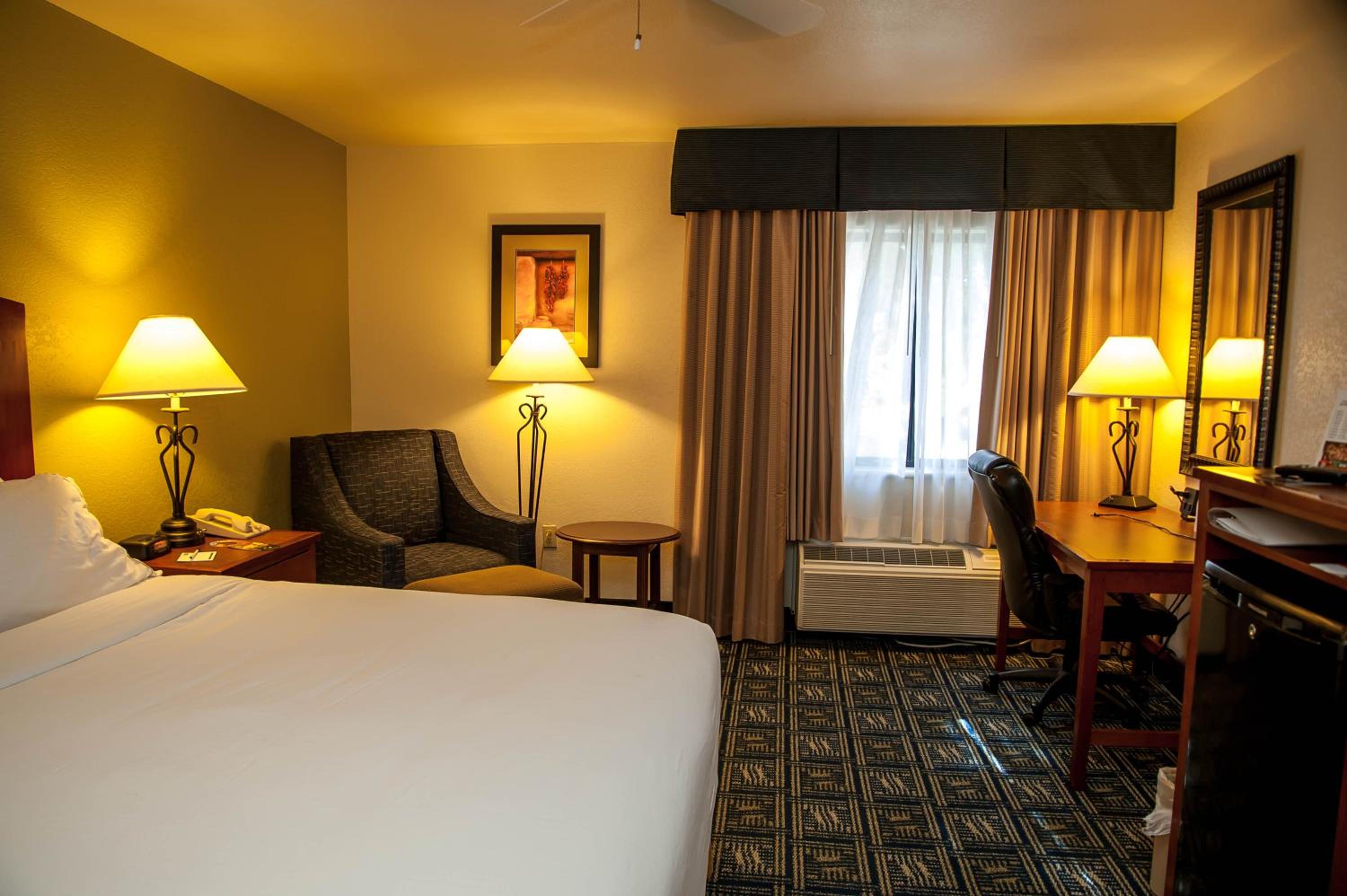 Standard King Room - Photo 11