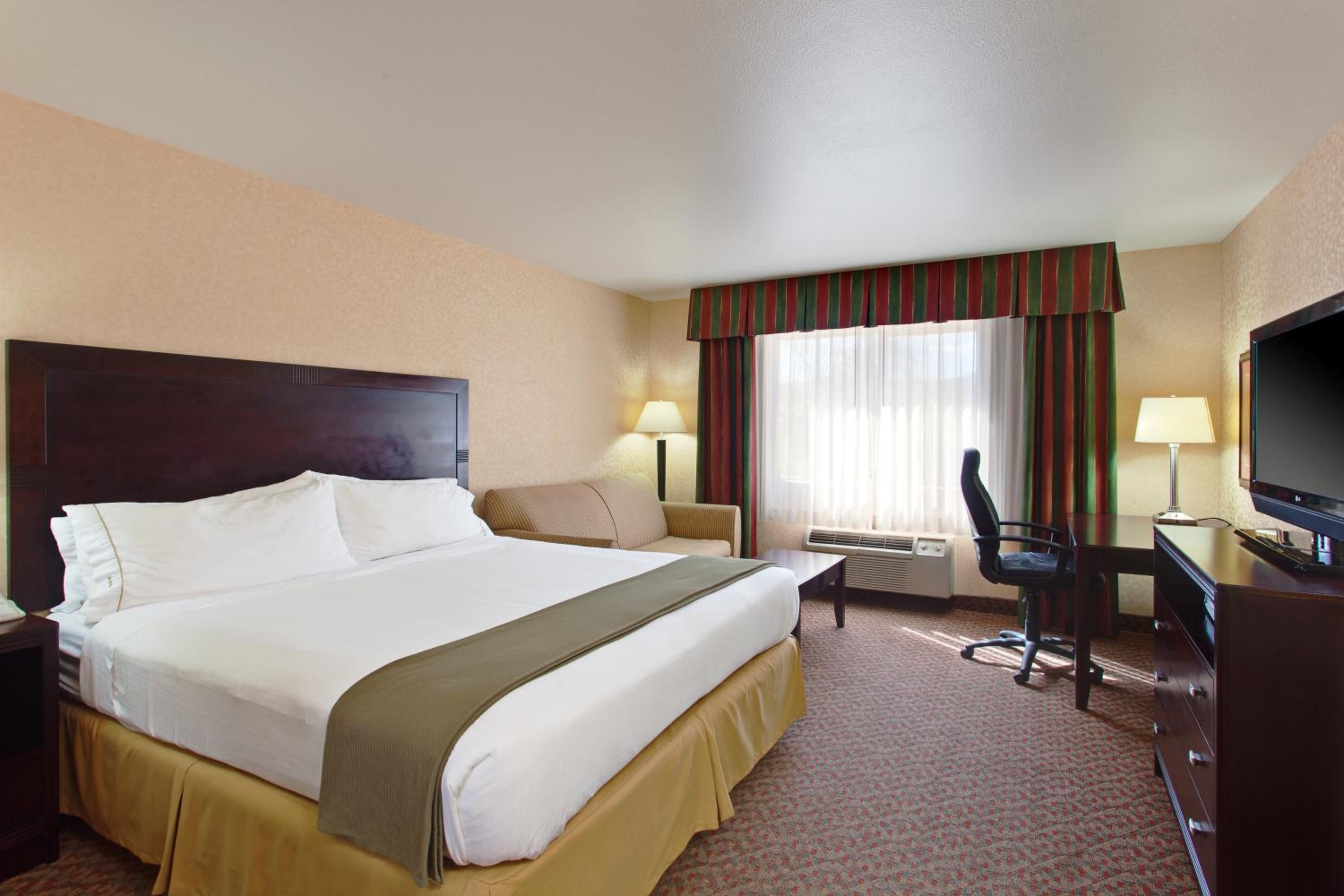 Standard King Room with Sofa Bed - Photo 1