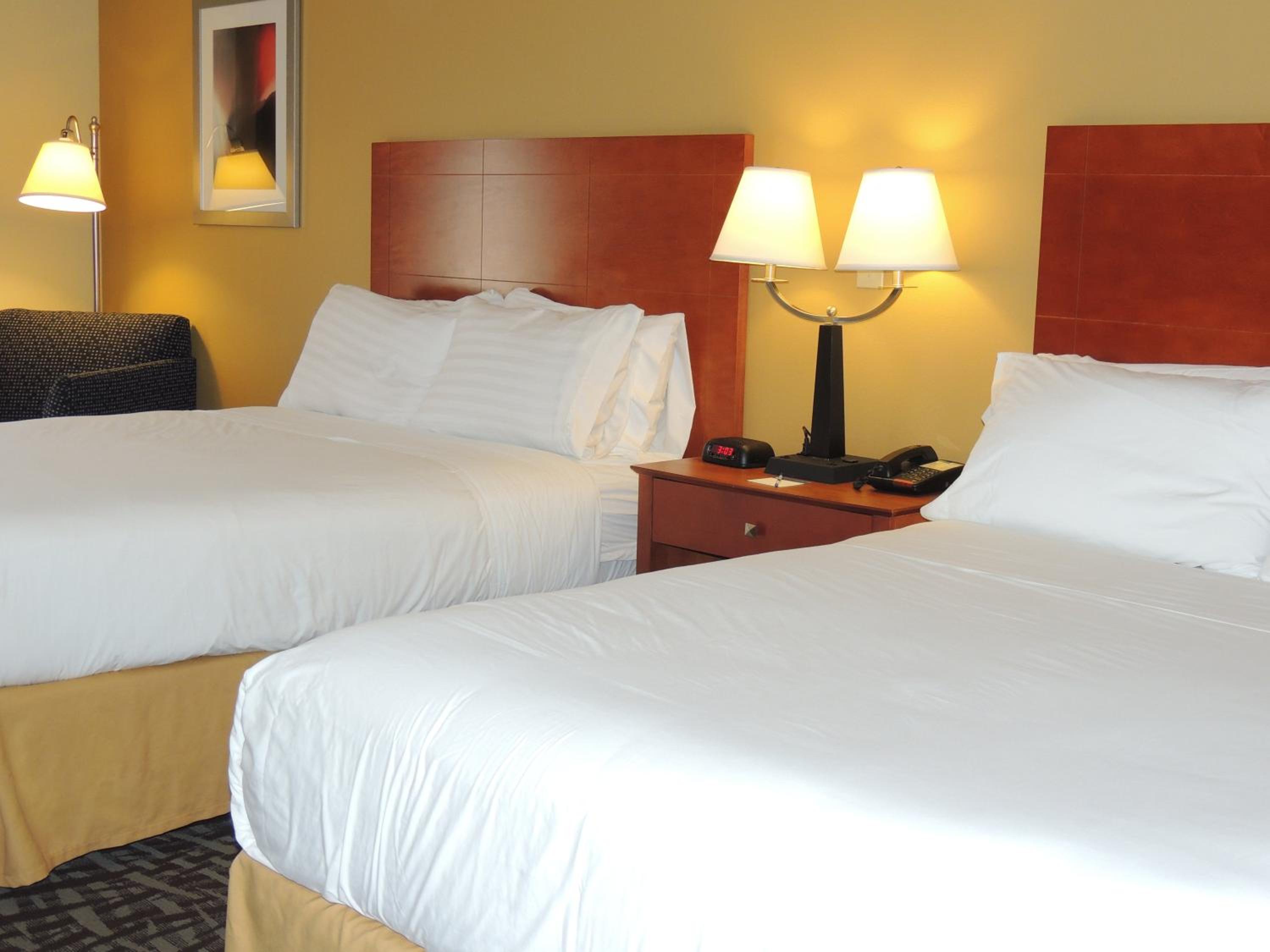 Standard Queen Room with Two Queen Beds - Photo 3