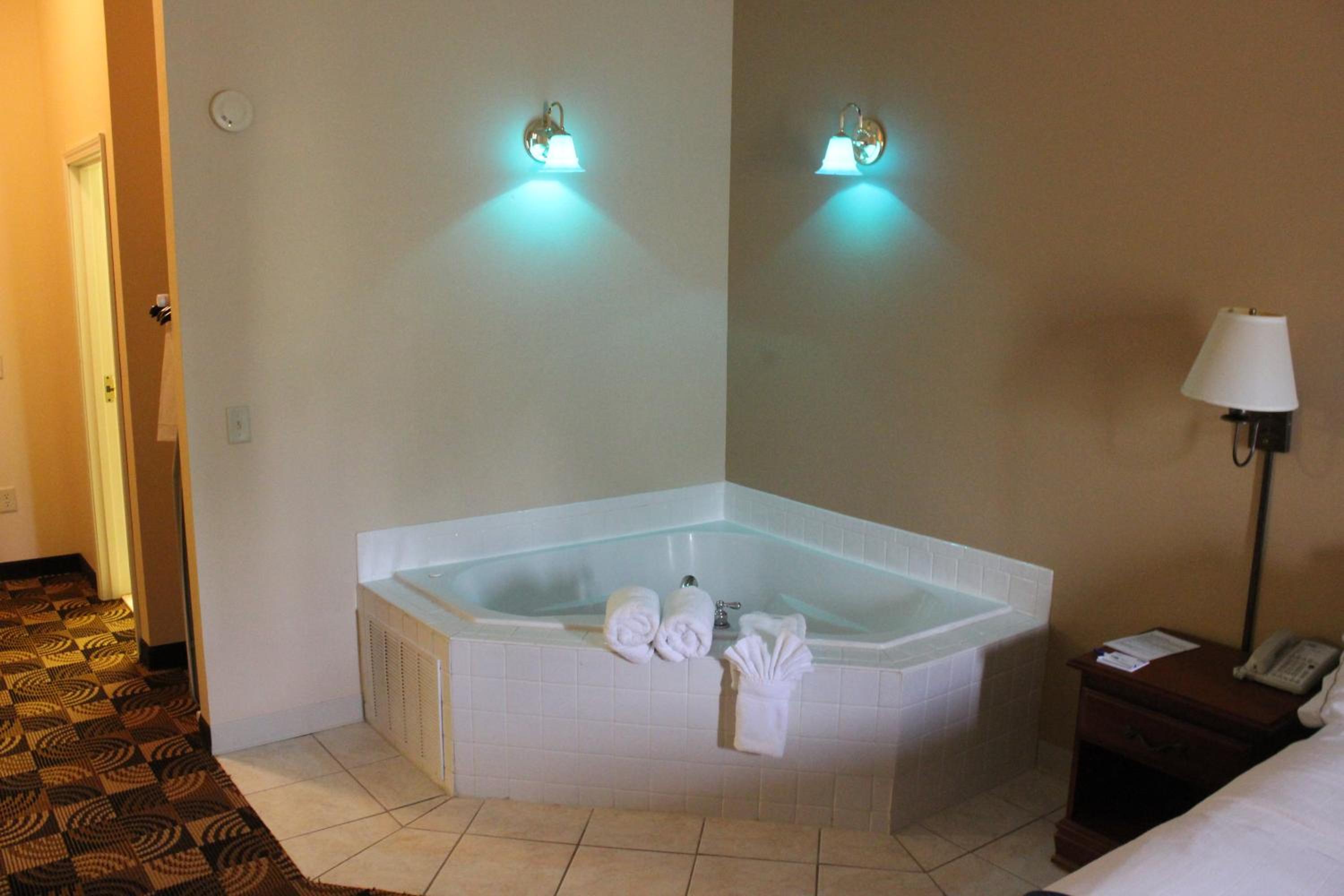 King Suite with Spa Bath - Photo 6