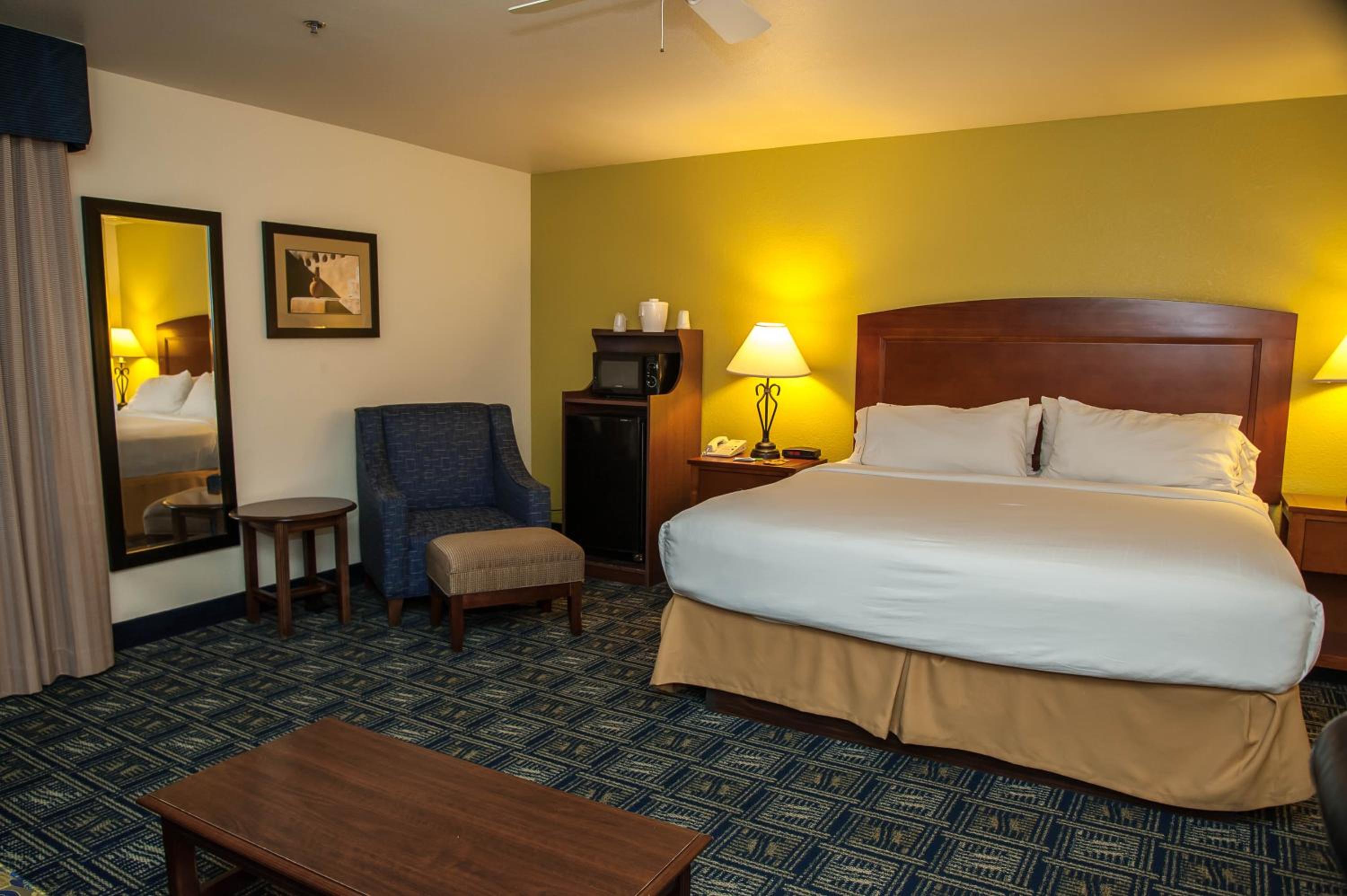 Standard King Room with Sofa Bed - Photo 3