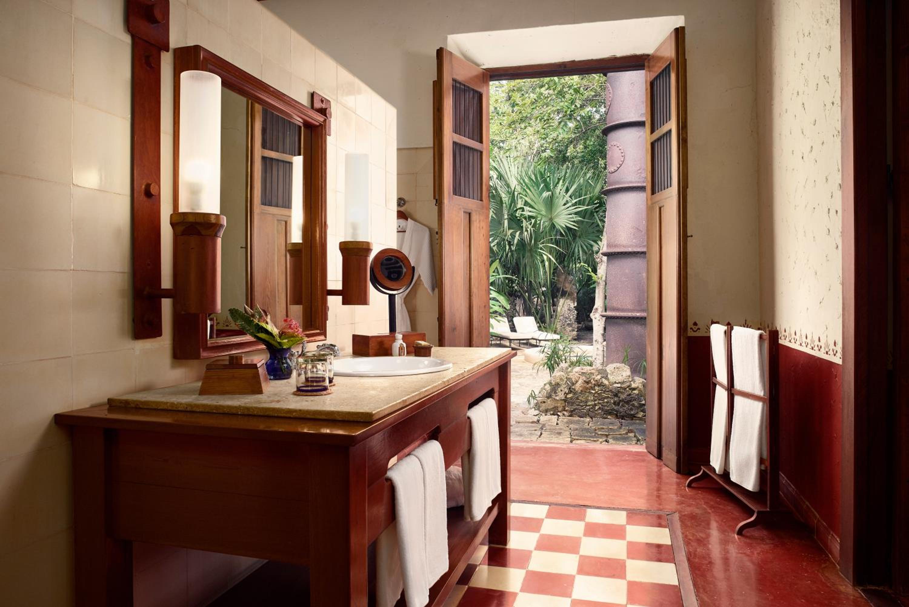 Deluxe King Room - Photo 3
