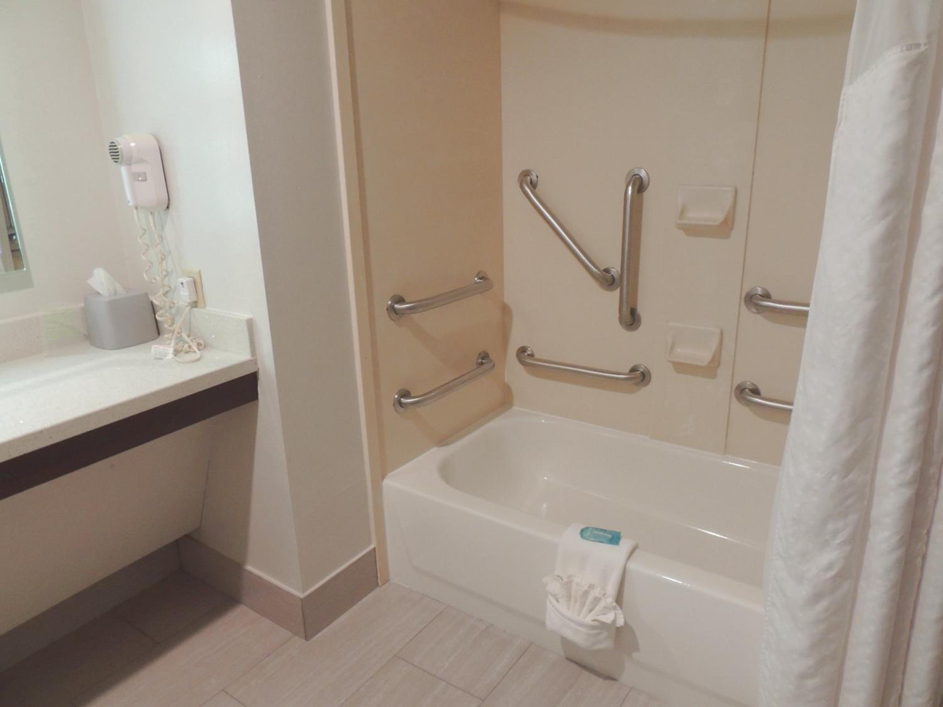 Standard King Room with Accessible Tub - Mobility Access - Photo 2