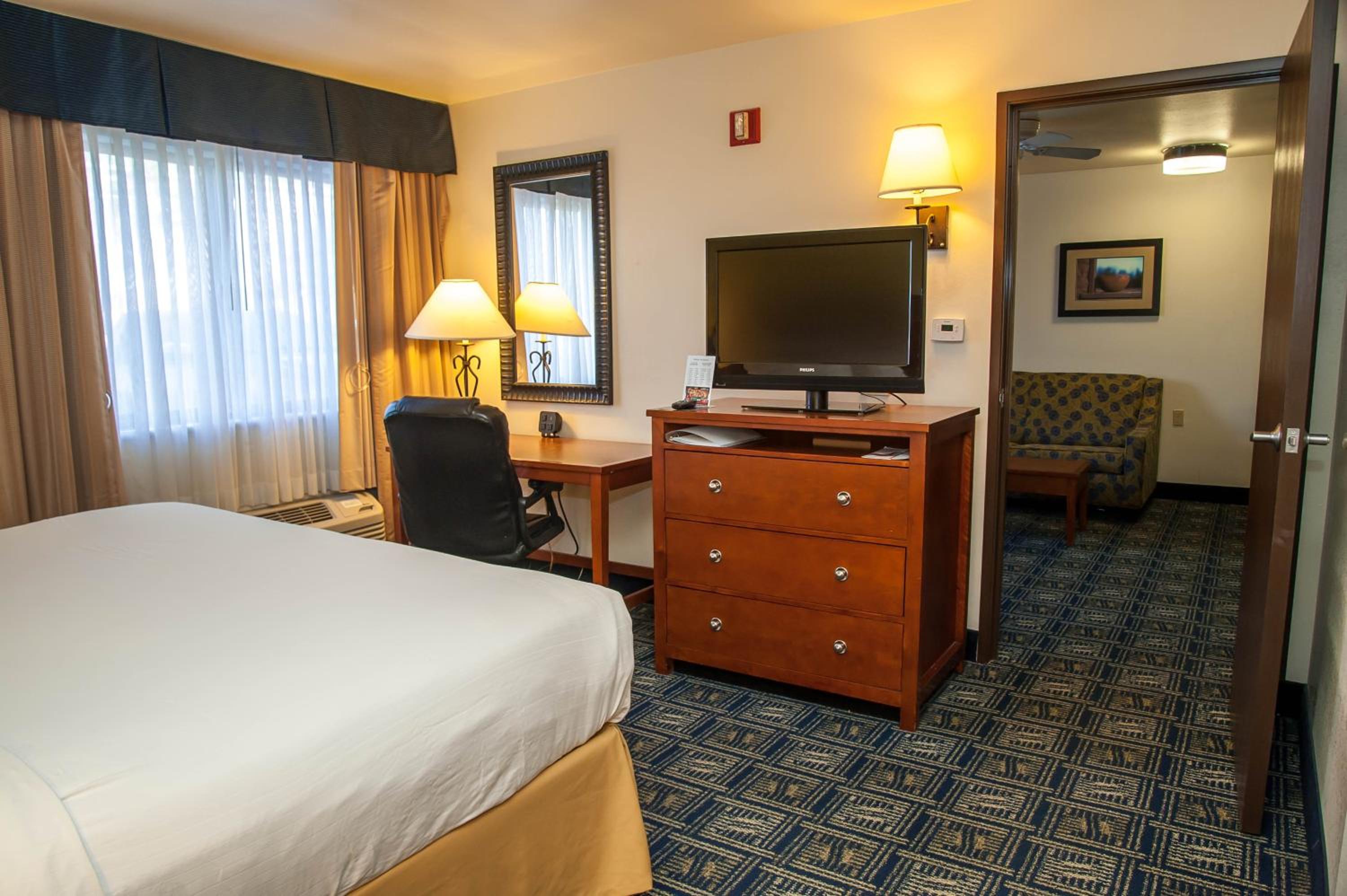 Standard King Room - Photo 9