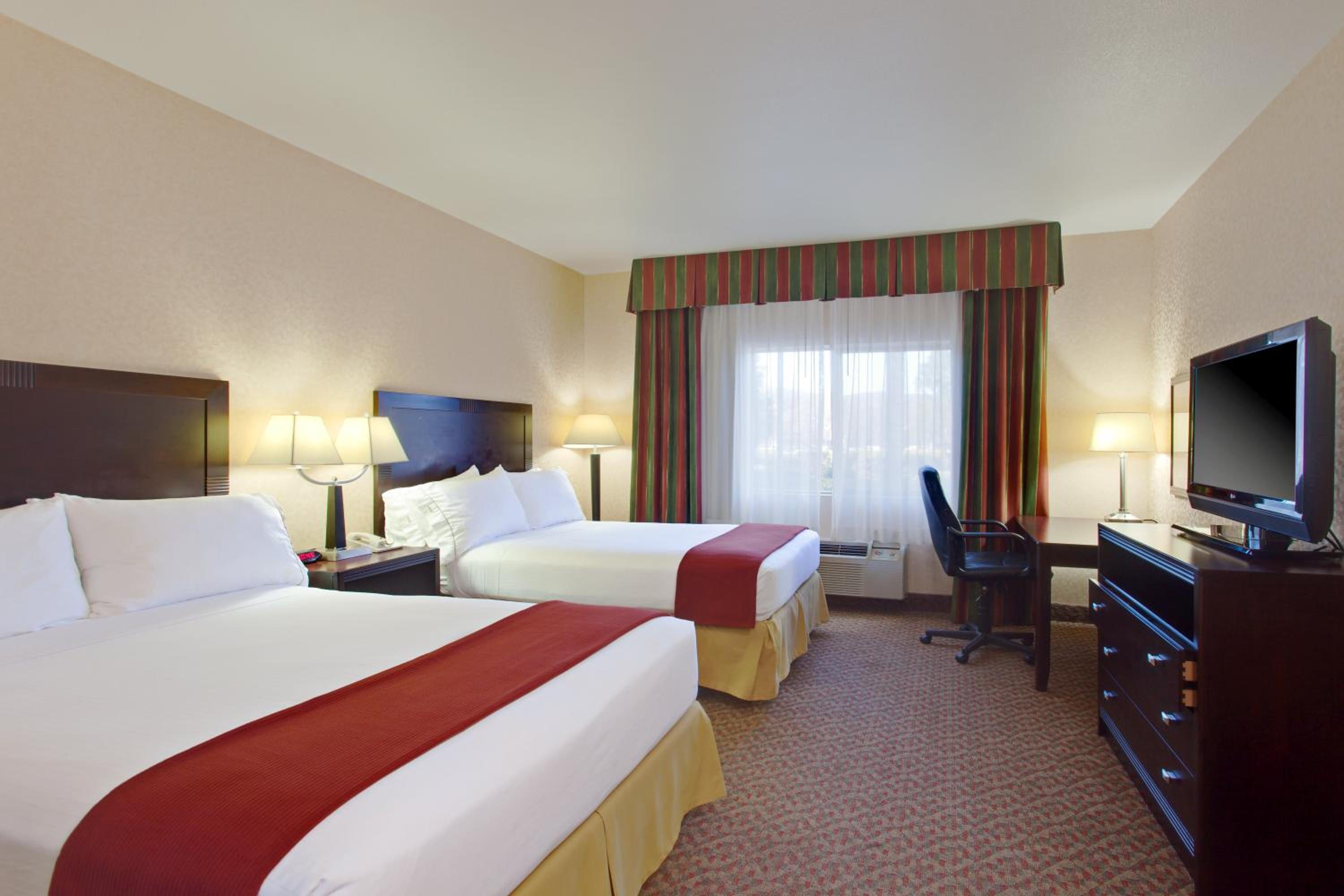 Standard Room with Two Queen Beds - Photo 1