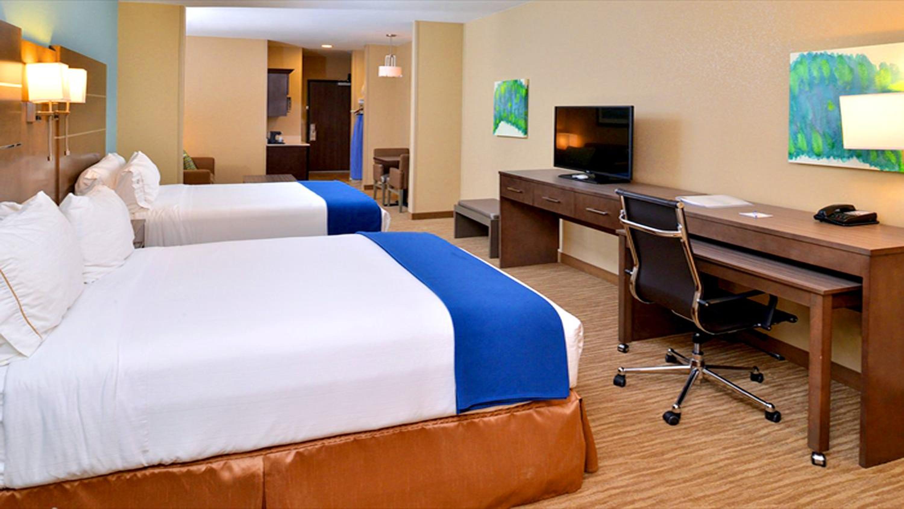 Standard Queen Room with Two Queen Beds and Mobility Accessible Tub