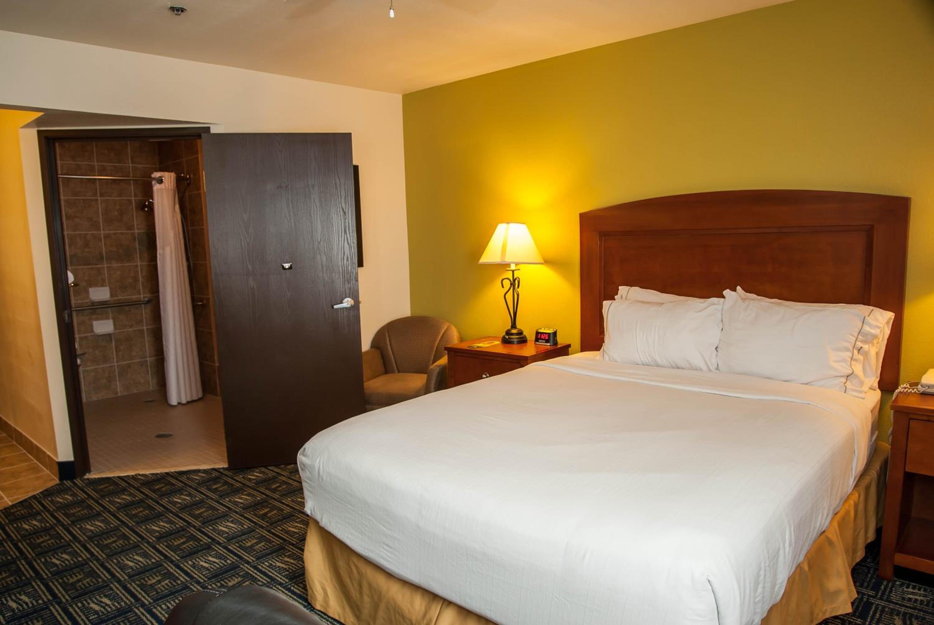 Queen Room - Mobility Access with Roll-in Shower - Photo 1