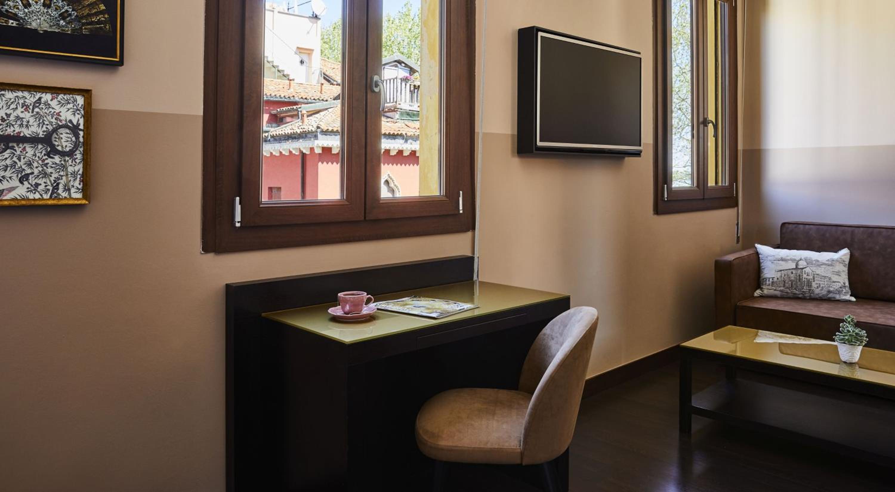 Premium Twin Room - Photo 6