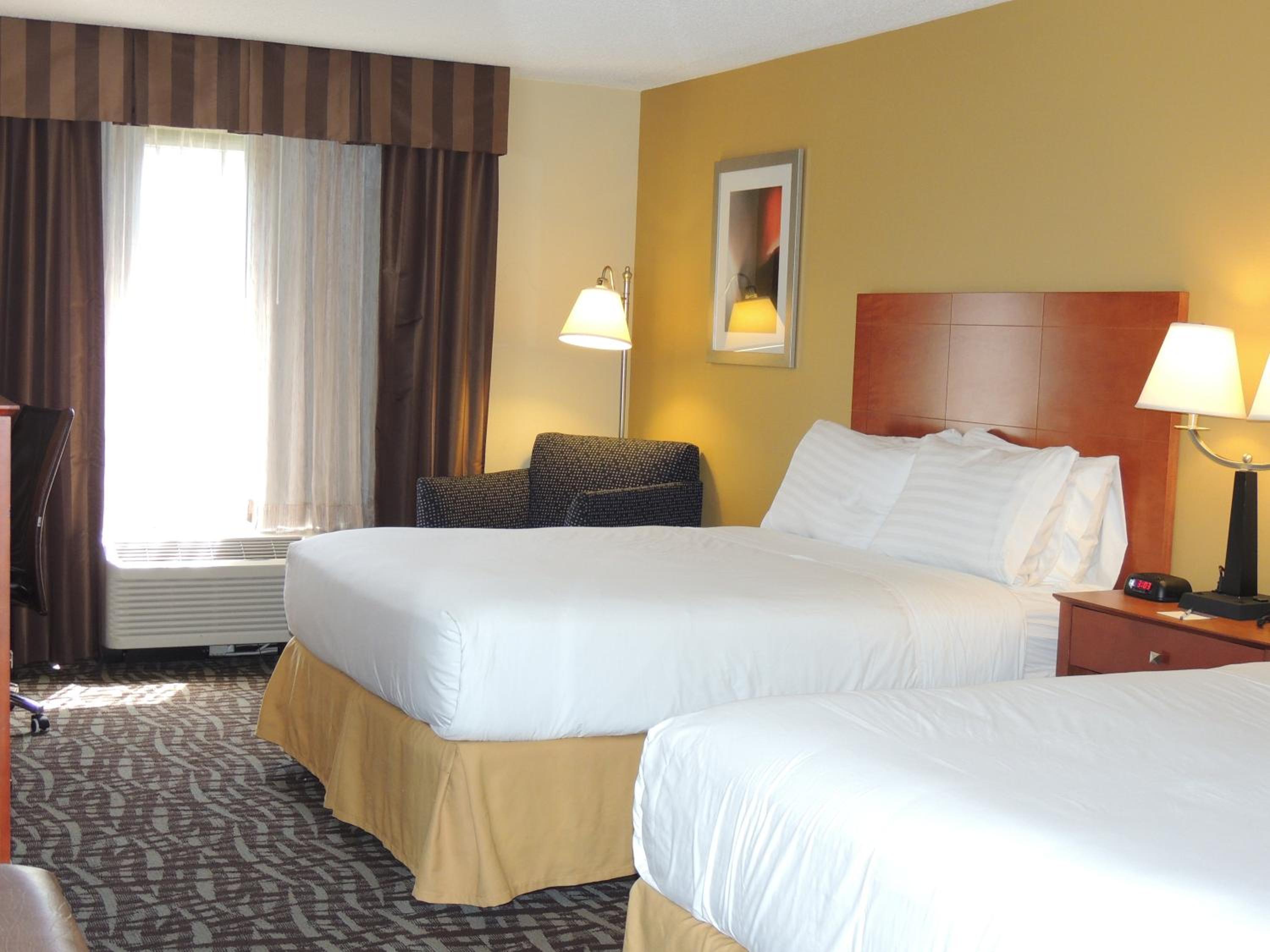 Standard Queen Room with Two Queen Beds - Photo 5
