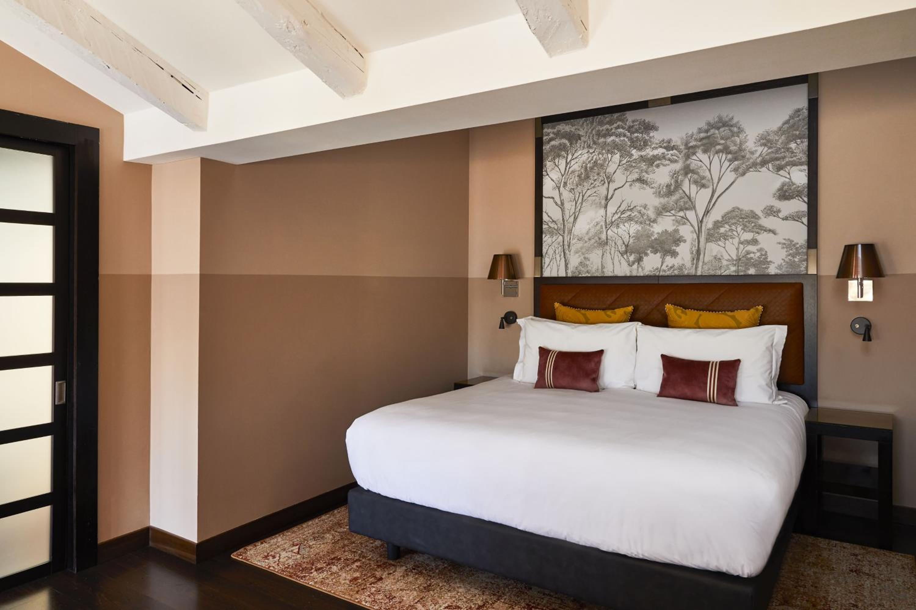 One-Bedroom King Suite with Balcony - Photo 1