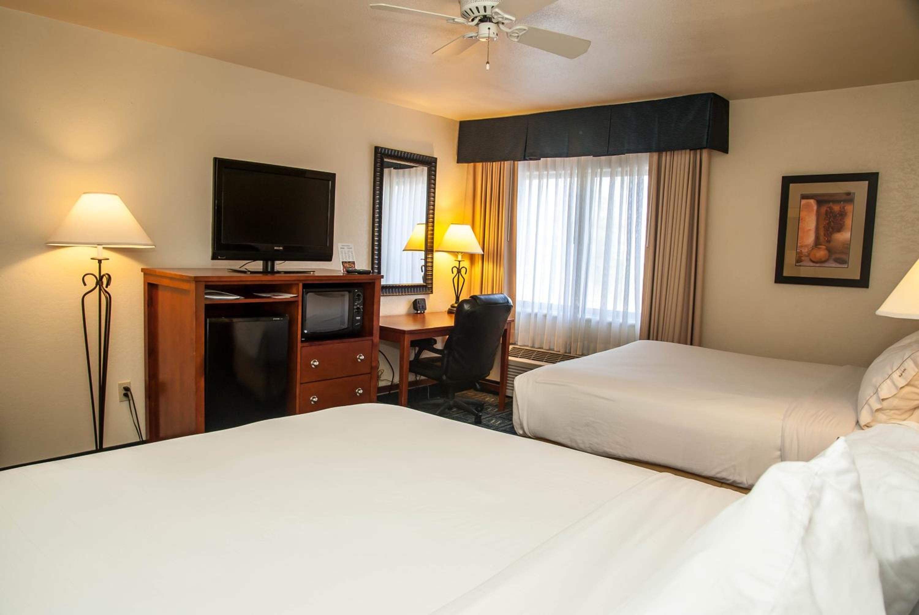 Standard Room with Two Queen Beds - Photo 2