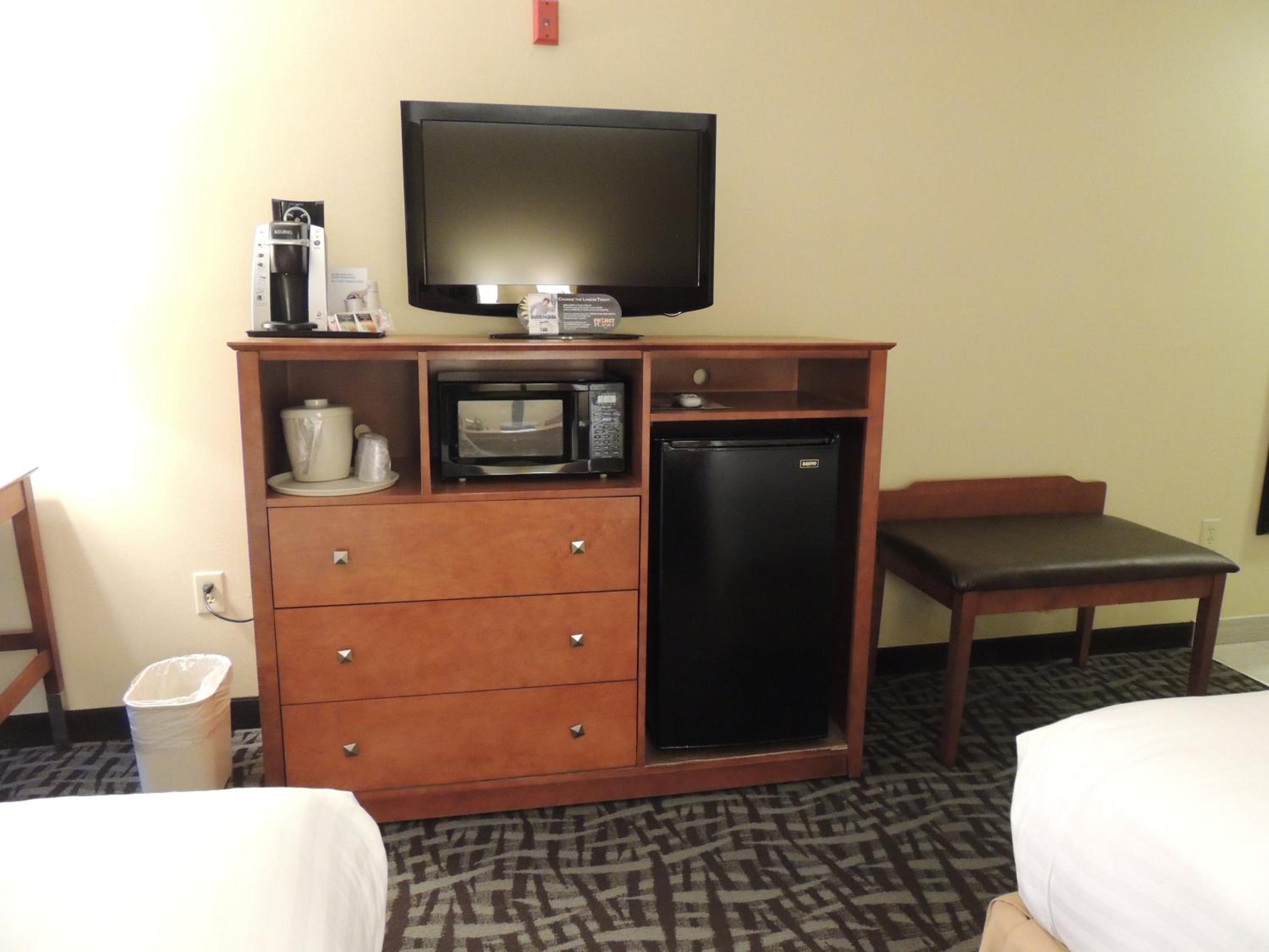Standard Queen Room with Two Queen Beds - Photo 4