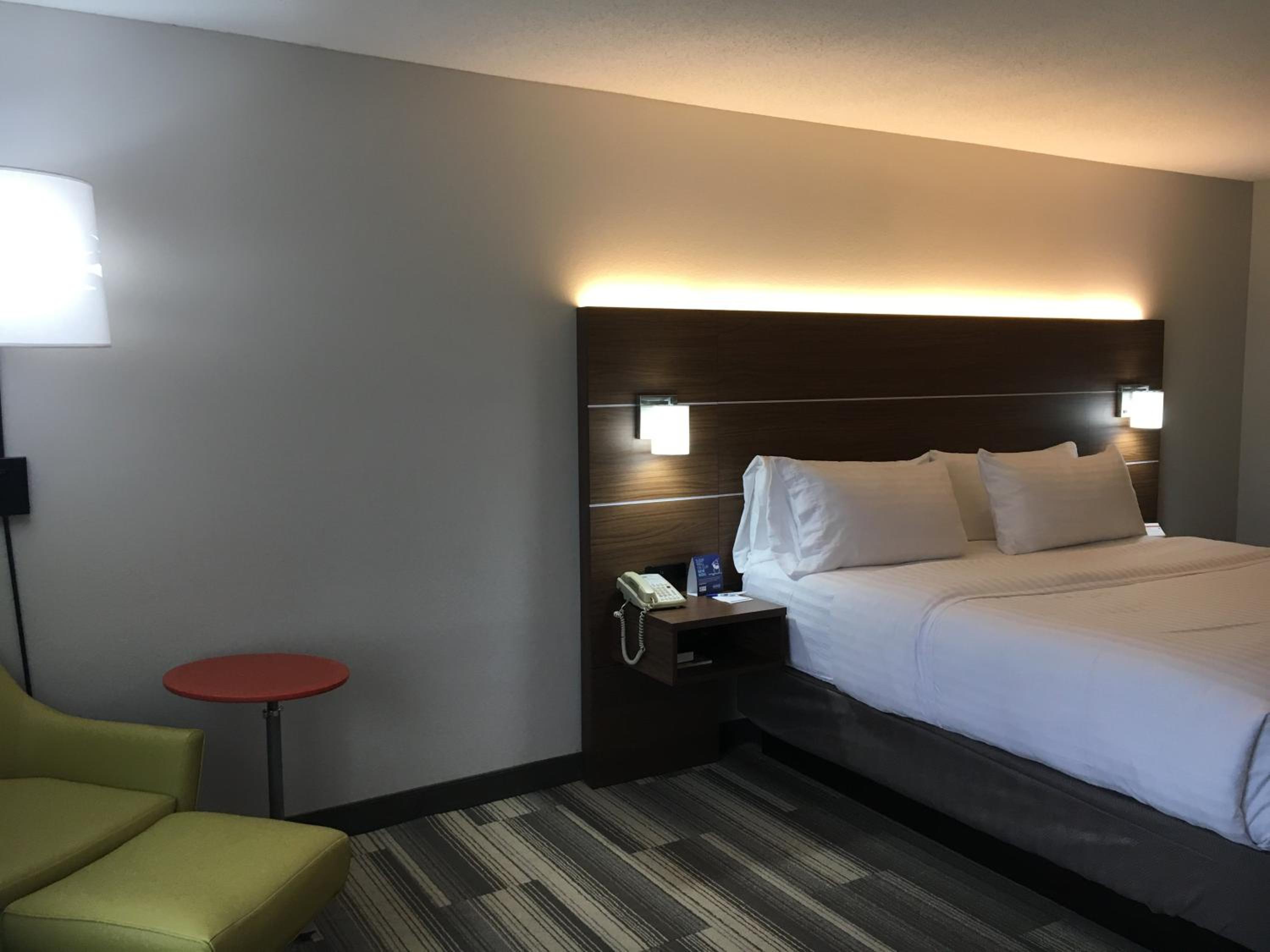 Standard King Room - Photo 6