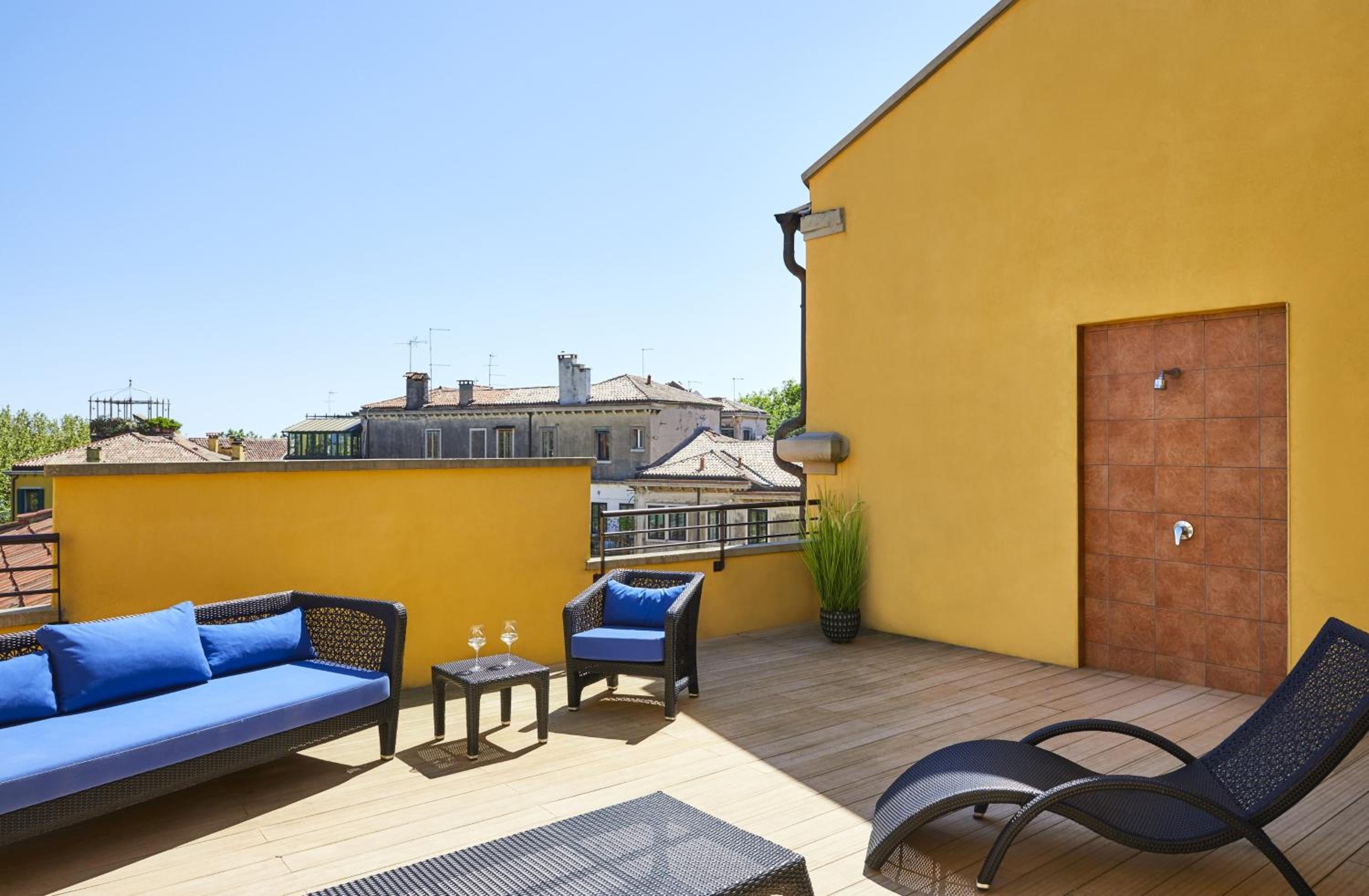 One-Bedroom King Suite with Balcony - Photo 3