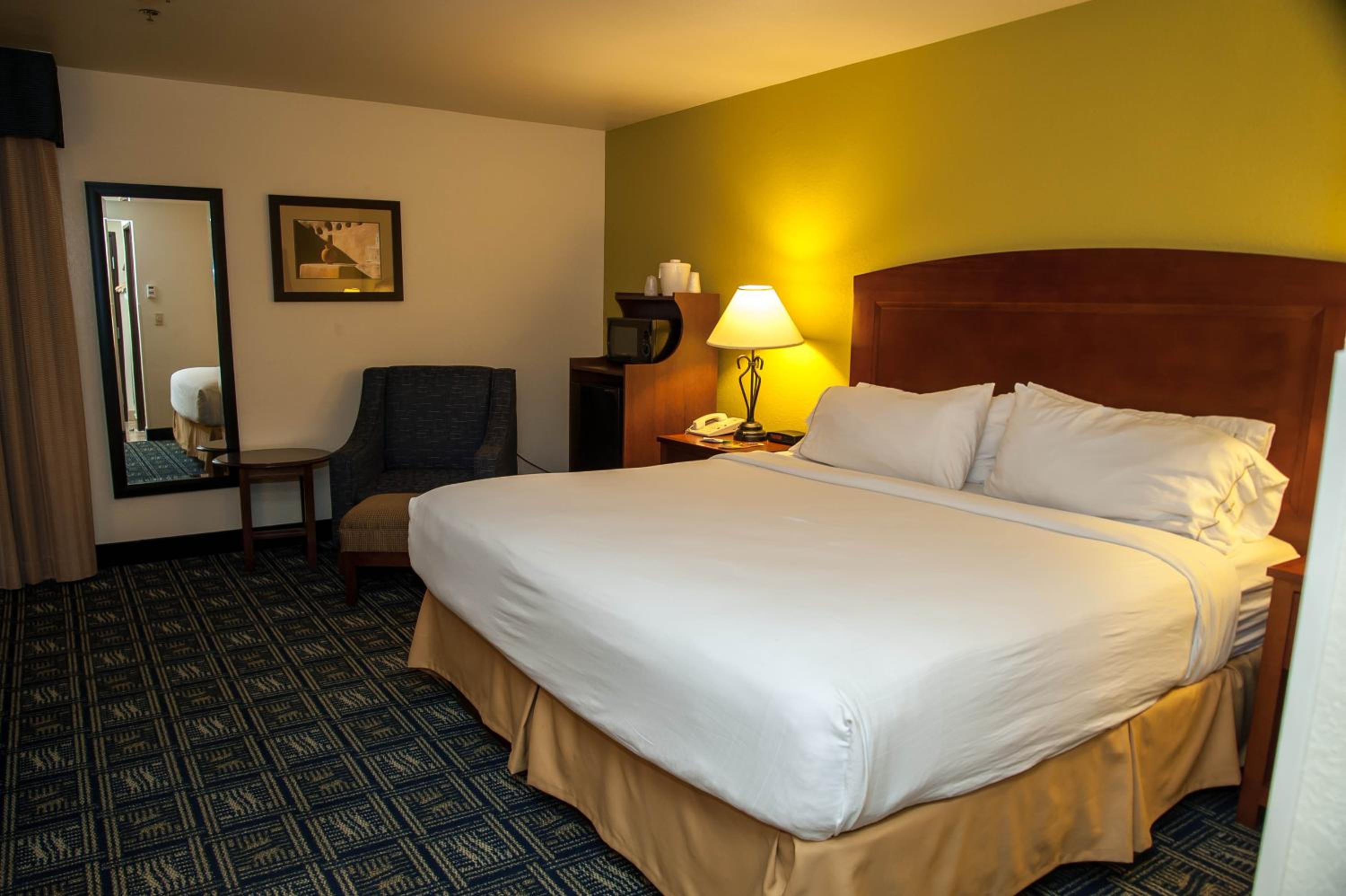 Standard King Room with Sofa Bed - Photo 1