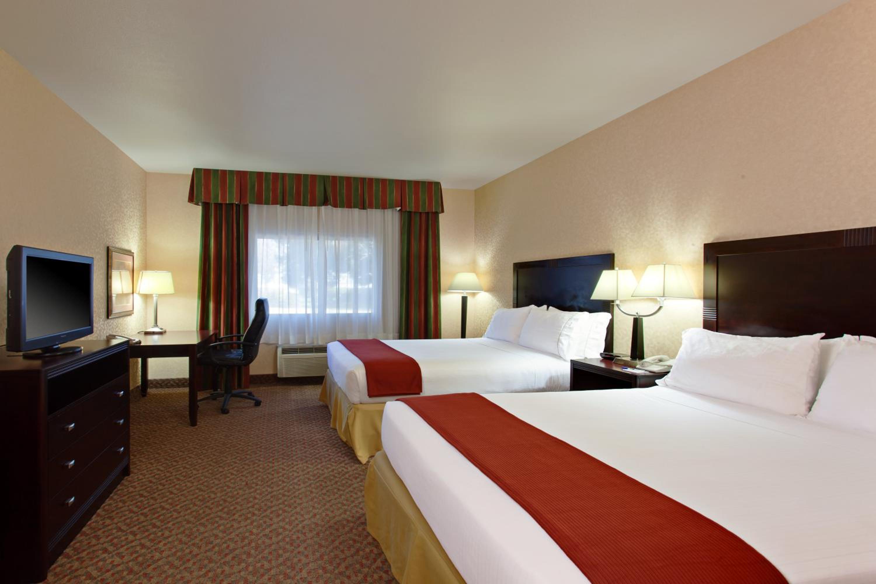 Standard Room with Two Queen Beds - Photo 3
