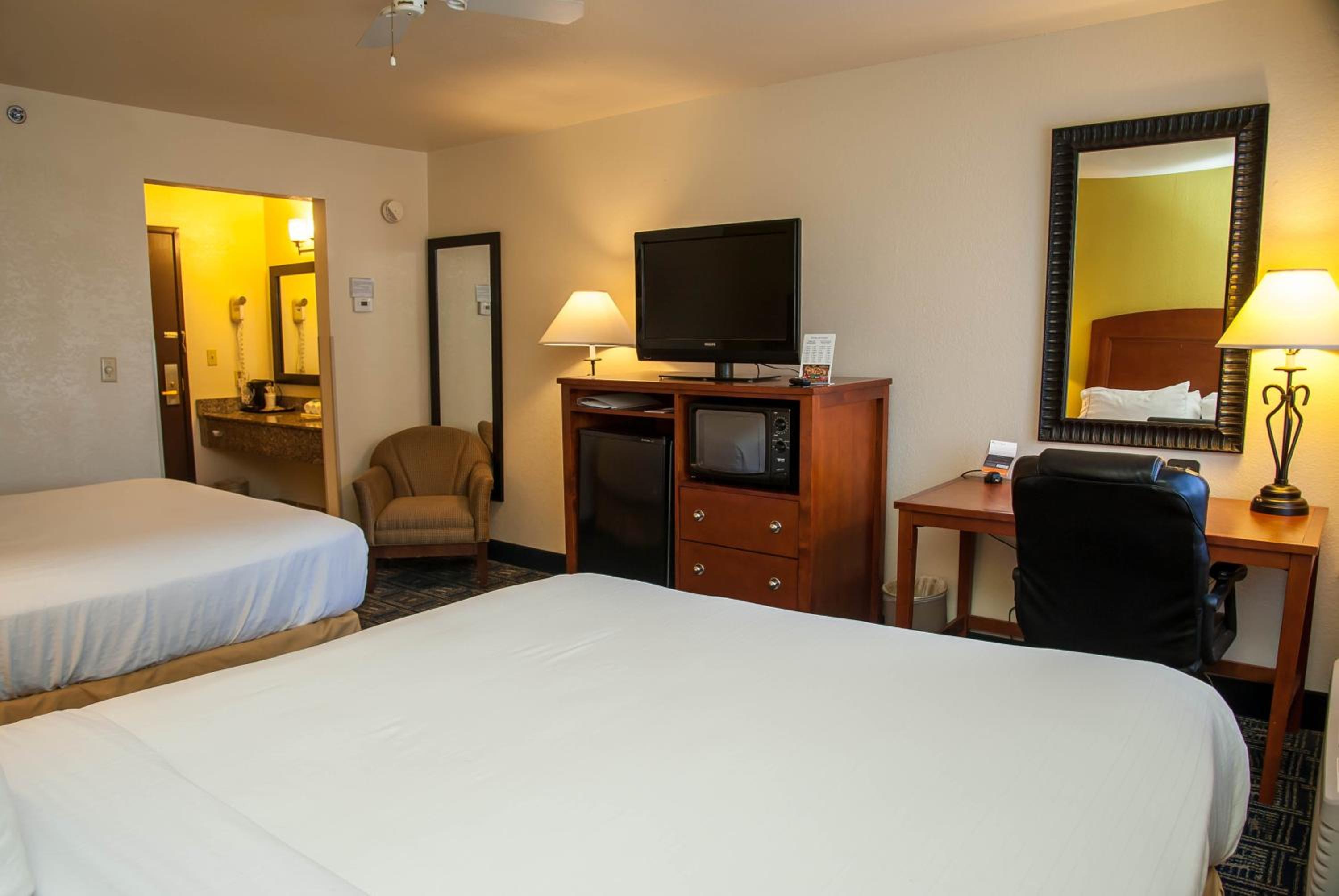 Standard Room with Two Queen Beds - Photo 1