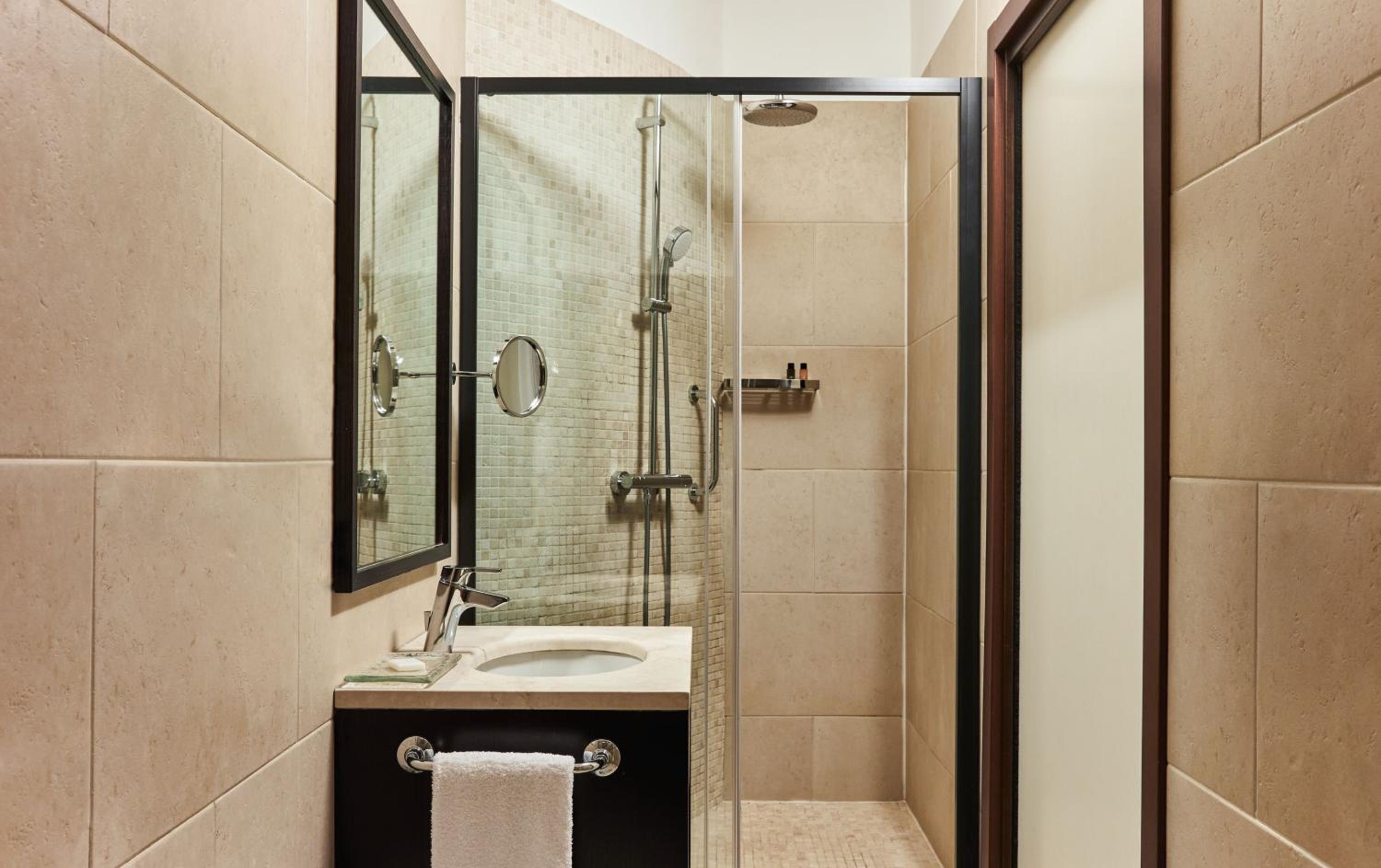 One-Bedroom King Suite with Balcony - Photo 4