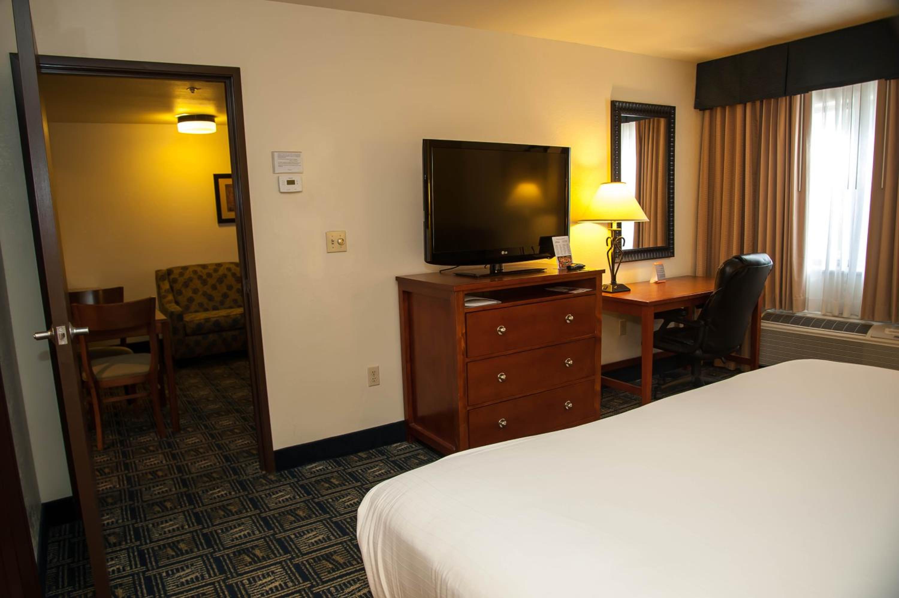 Standard King Room - Photo 12