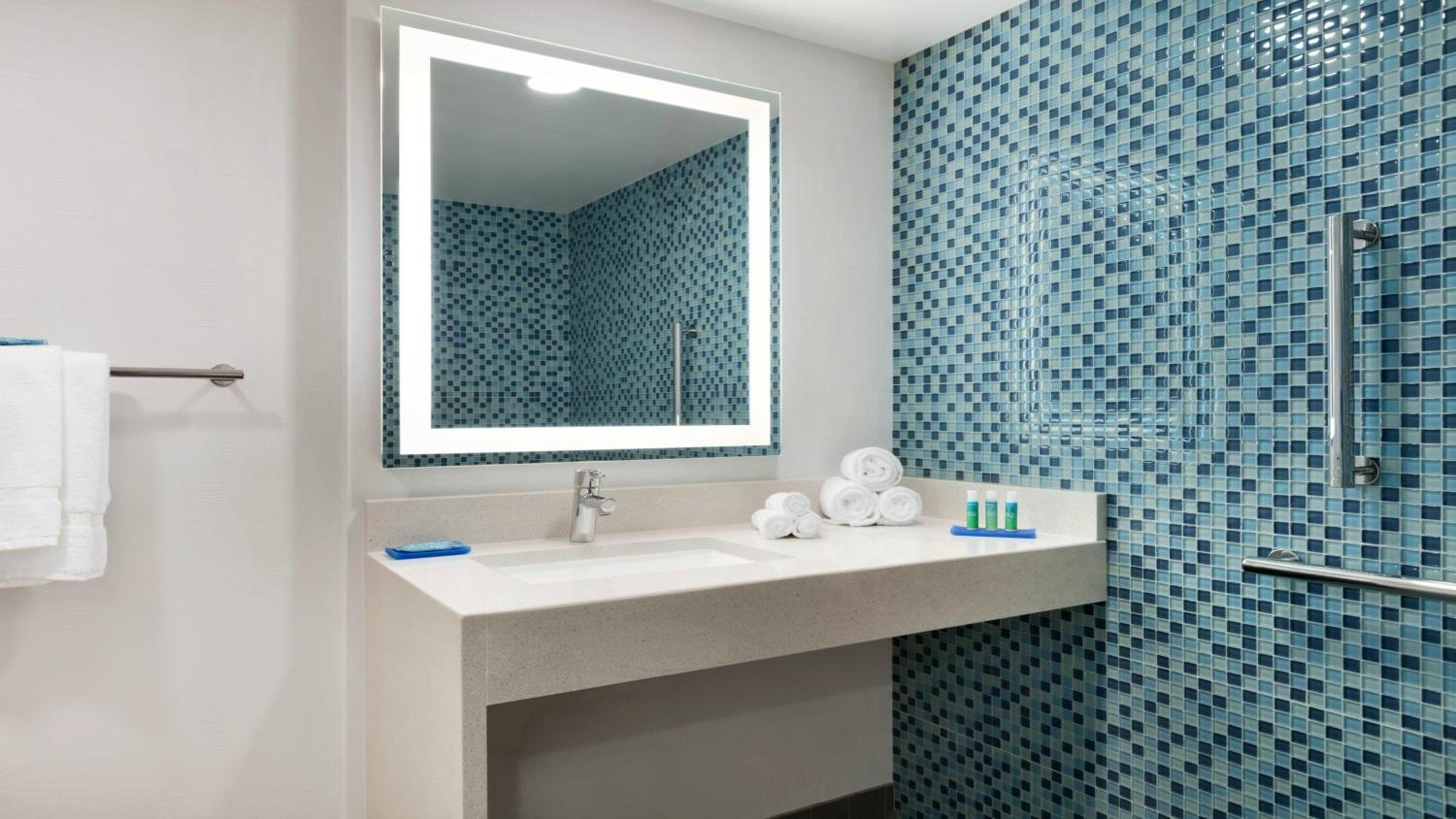 King Suite with Mobility Accessible Tub - Non-Smoking photo 2